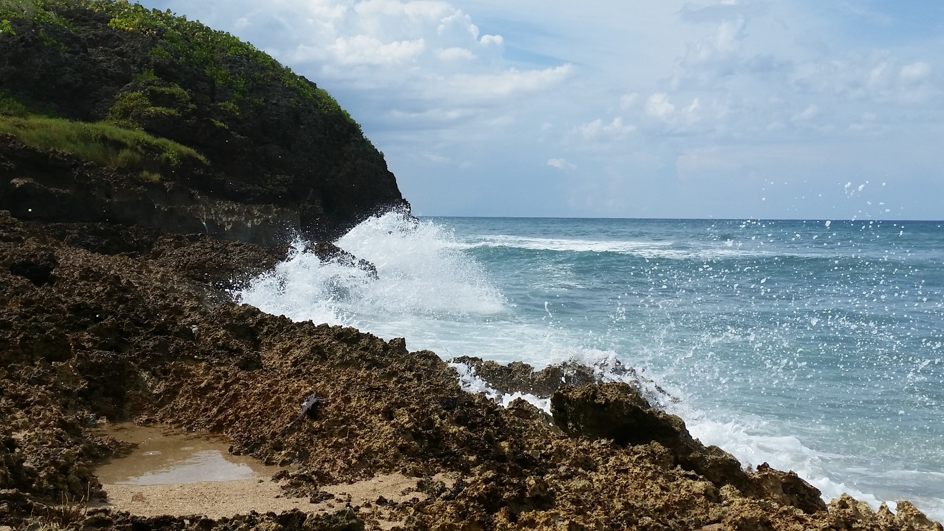 sea waves crashing against a rocky shore, water spraying over the rocky shore 4k, HD Wallpaper