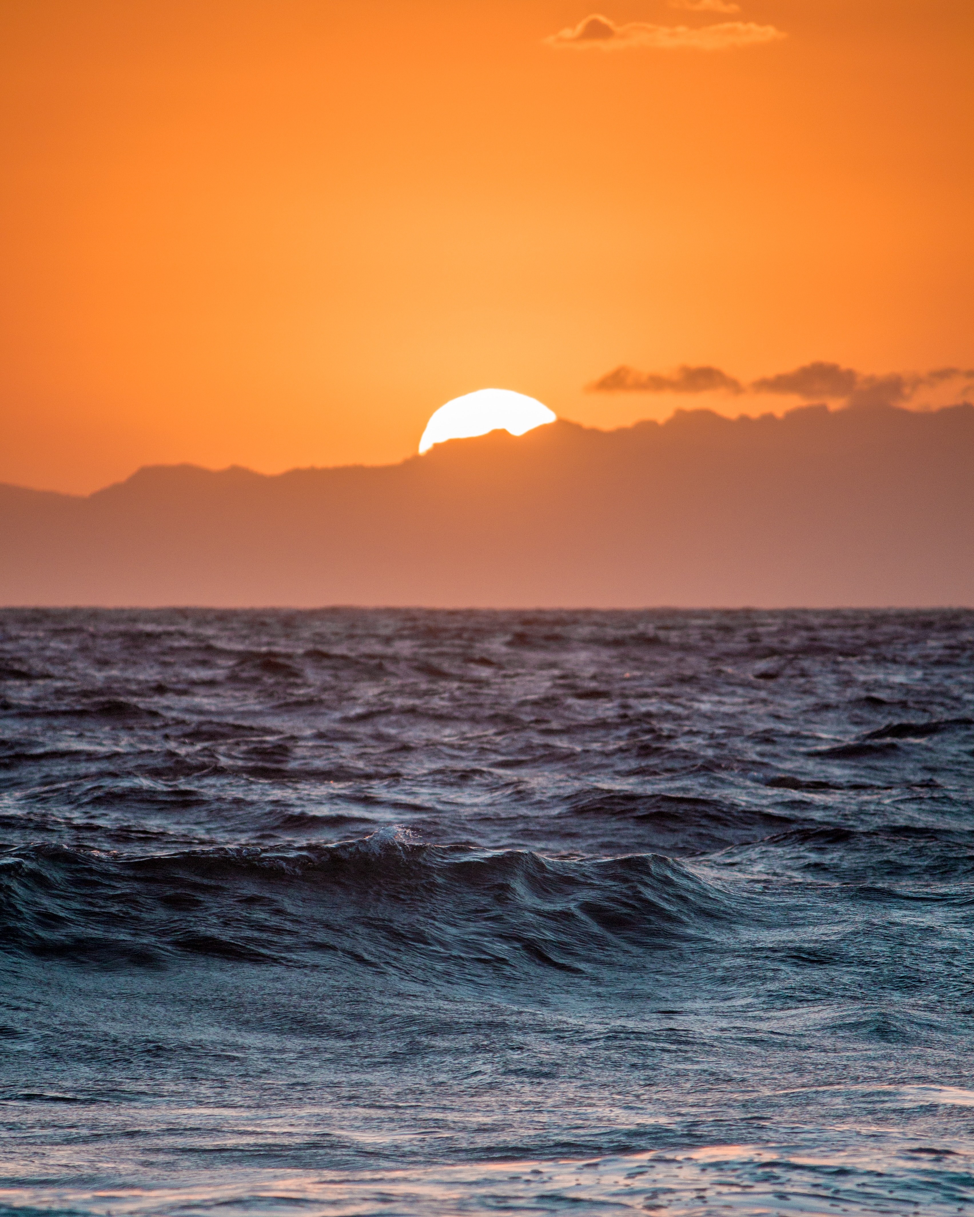 setting sun disappearing behind clouds over a rough sea, chasing sun 4k, Phone HD Wallpaper