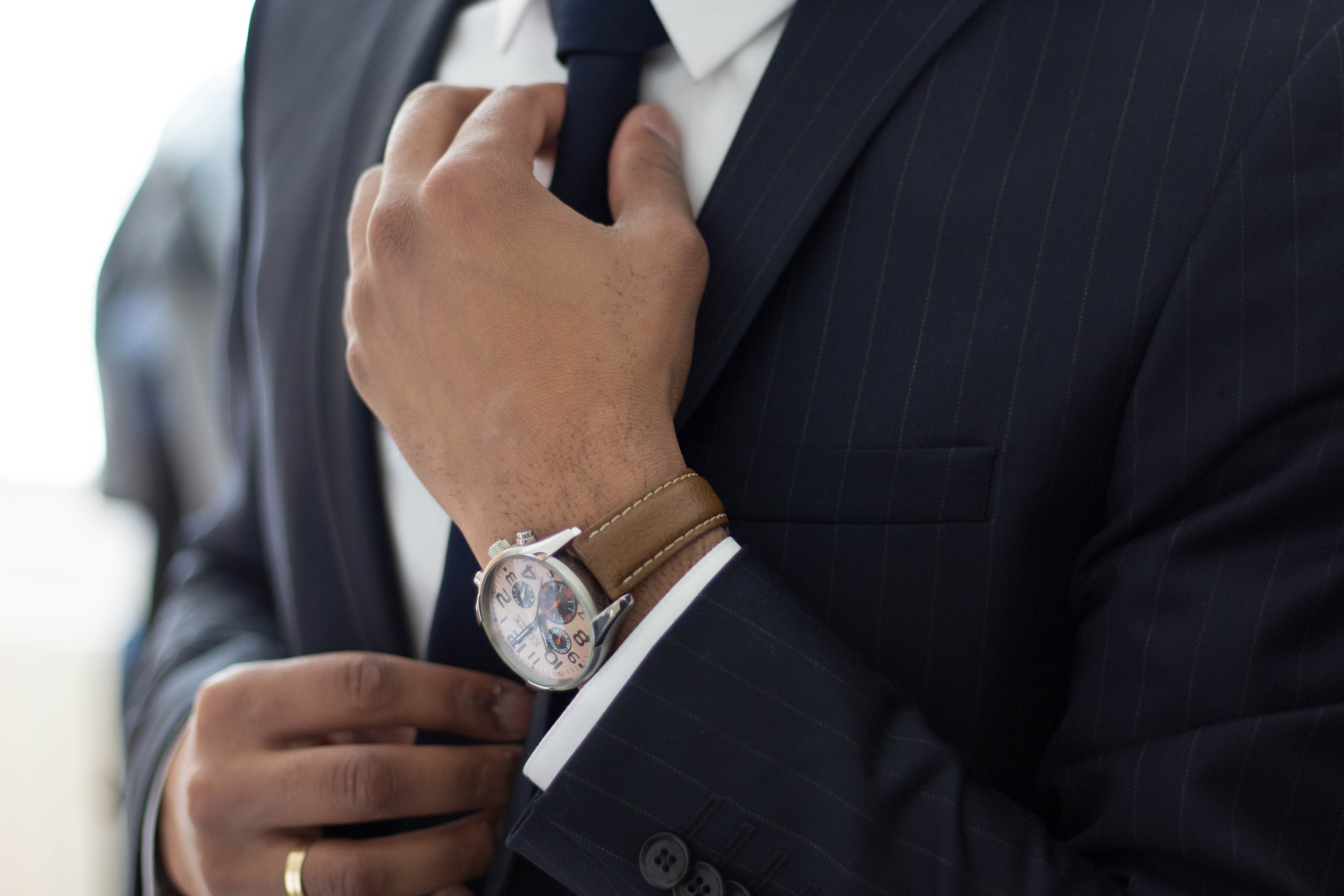 close up of a businessmans hands adjusting his tie, adjusting the tie 4k, HD Wallpaper