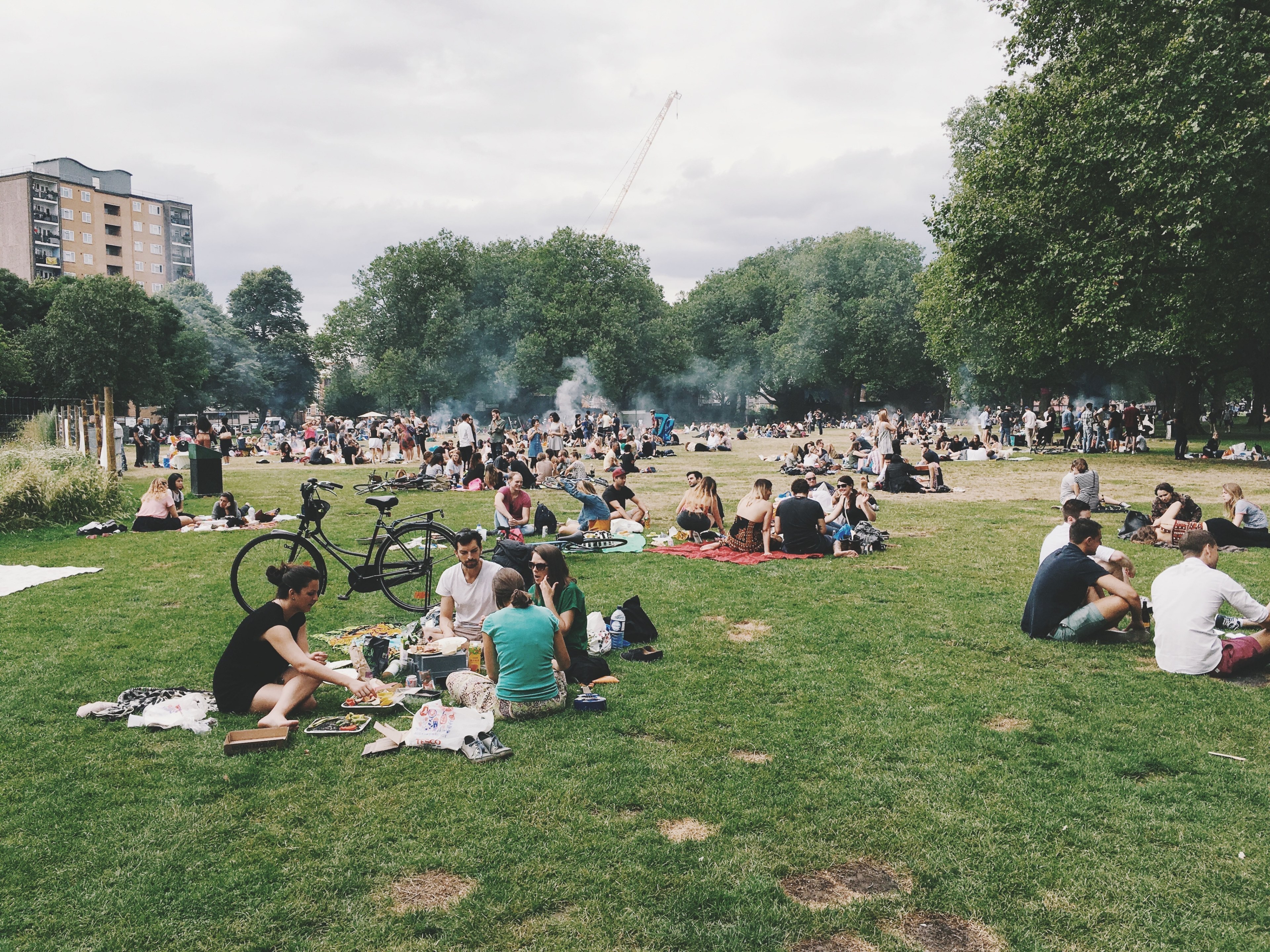 diverse crowd of people sit and picnic in an urban park, hanging out in the park 4k, HD Wallpaper