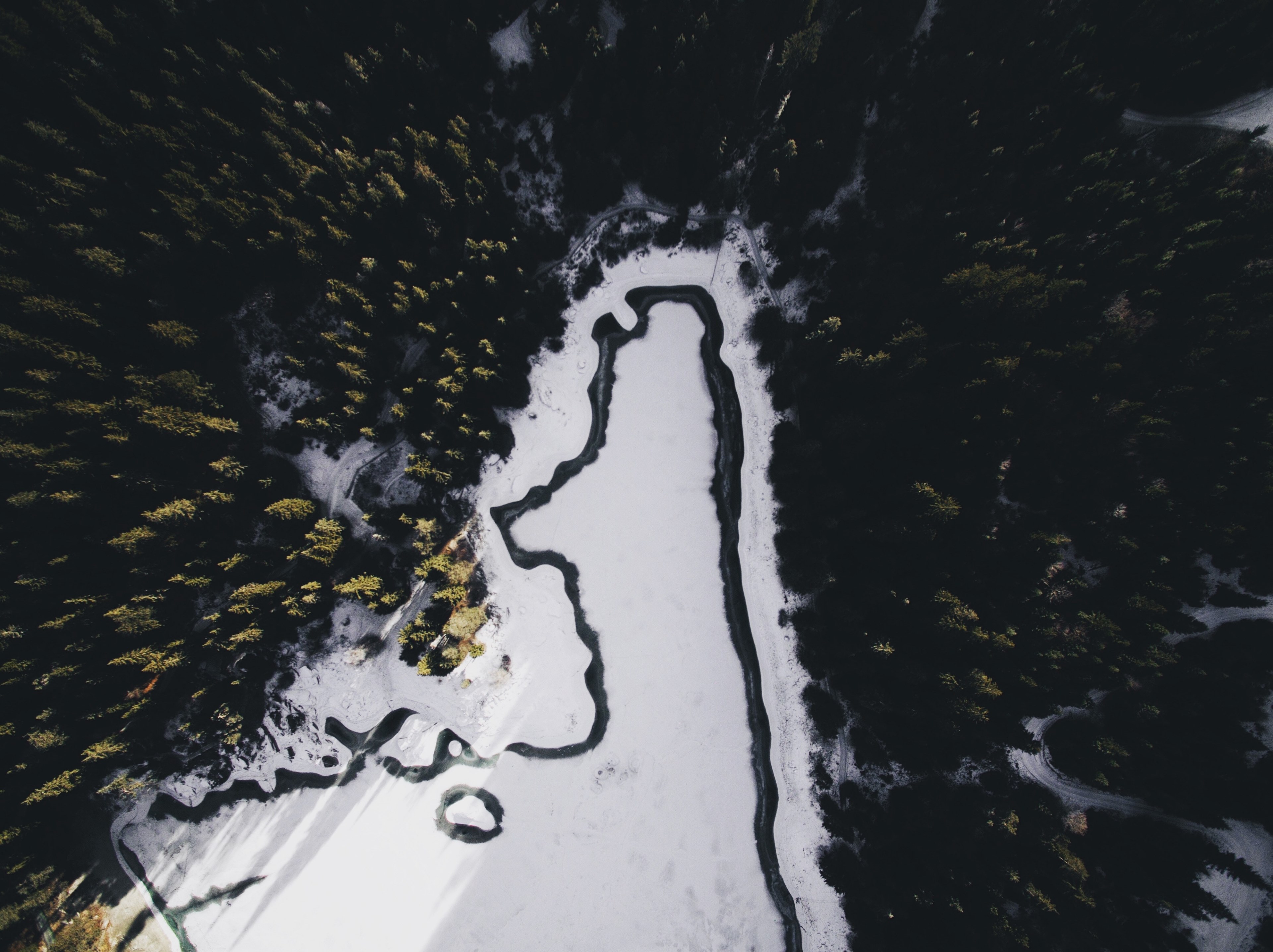 a drone shot of a zigzagging river near a forest on a winters day, aerial view of winding river 4k, HD Wallpaper