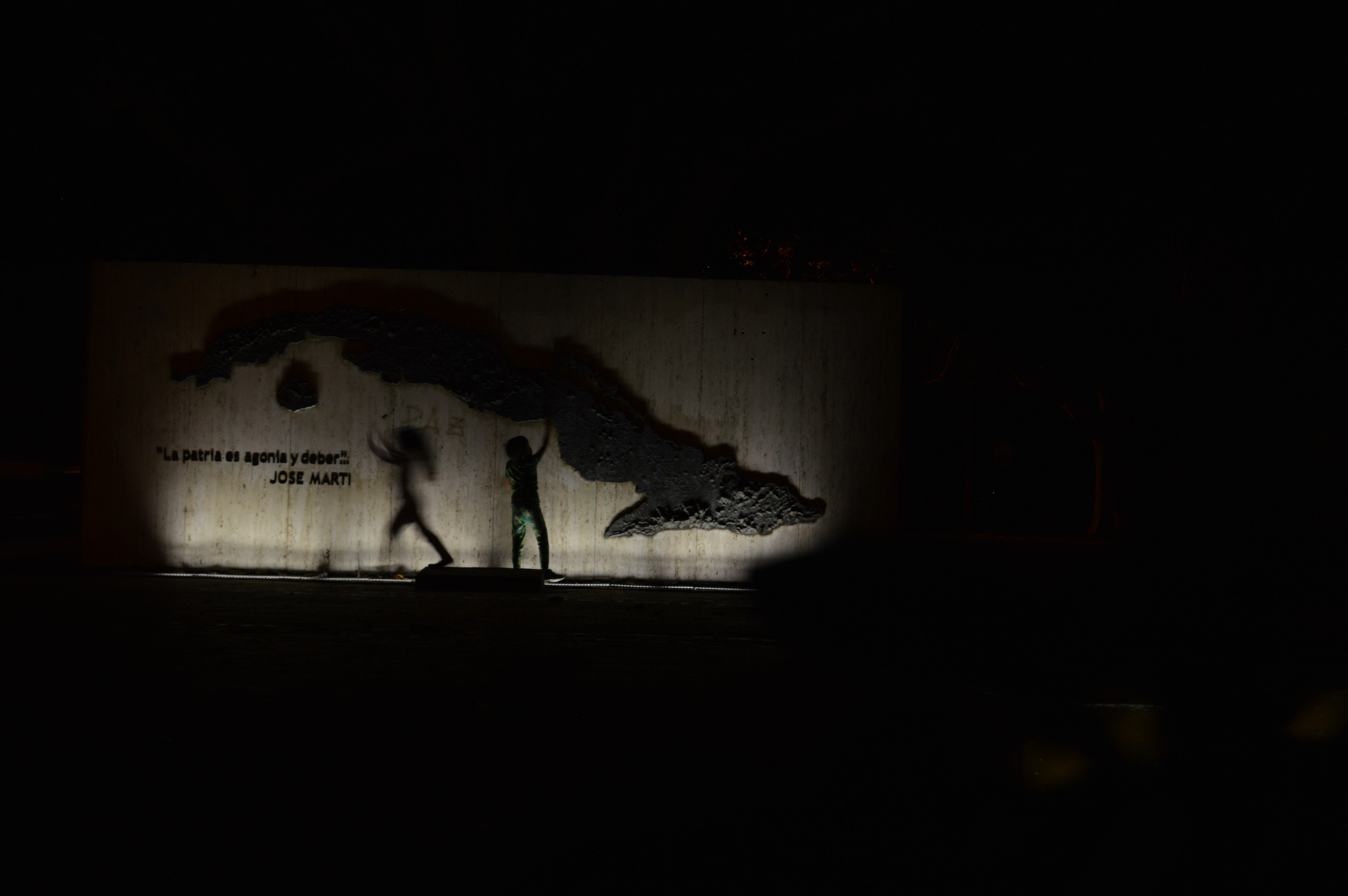 children playing with their shadows against a wall, sculptures and shadows 4k, HD Wallpaper