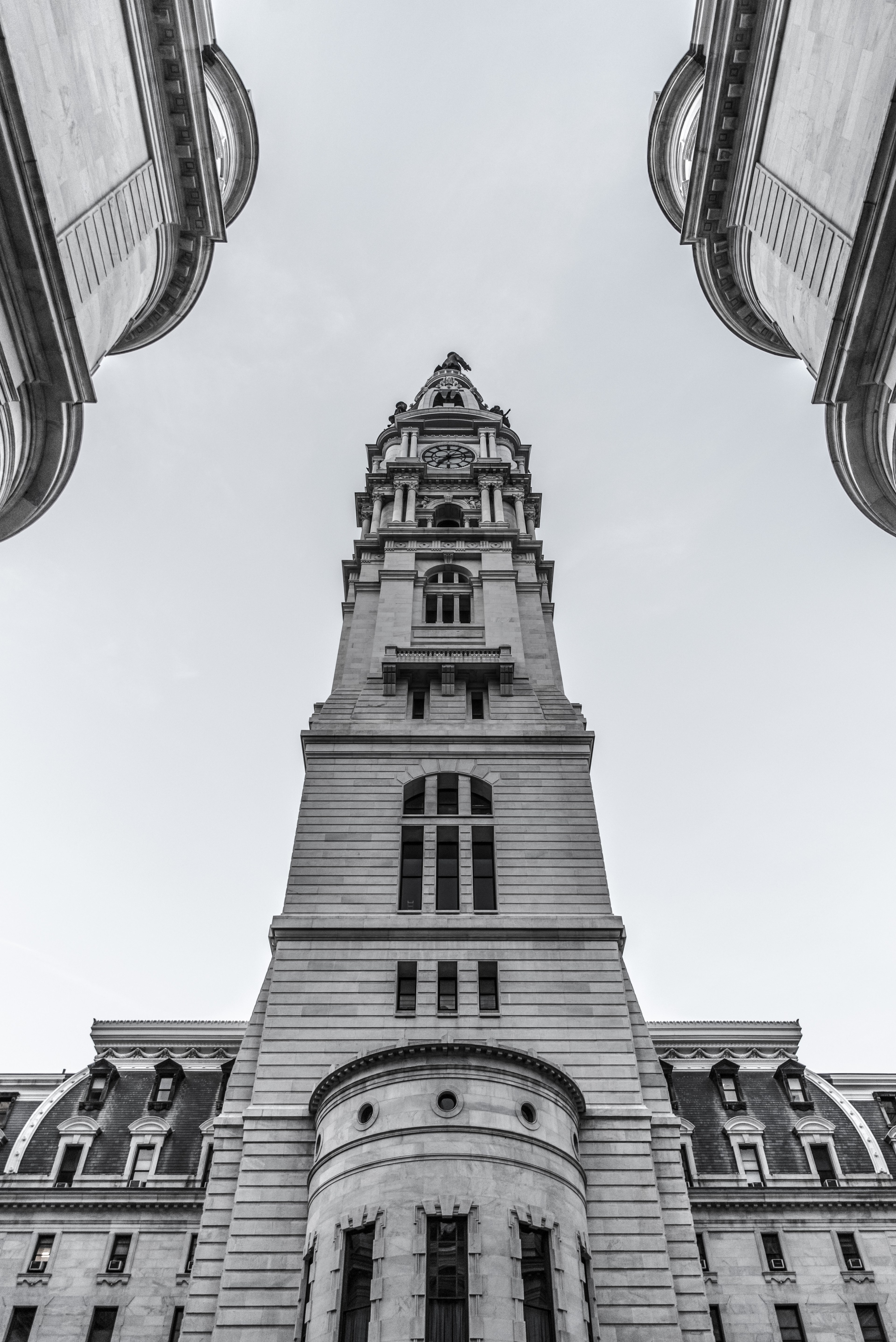 black and white shot of large gothic building with tower and clear sky philadelphia city hall, city hall 4k, Phone HD Wallpaper
