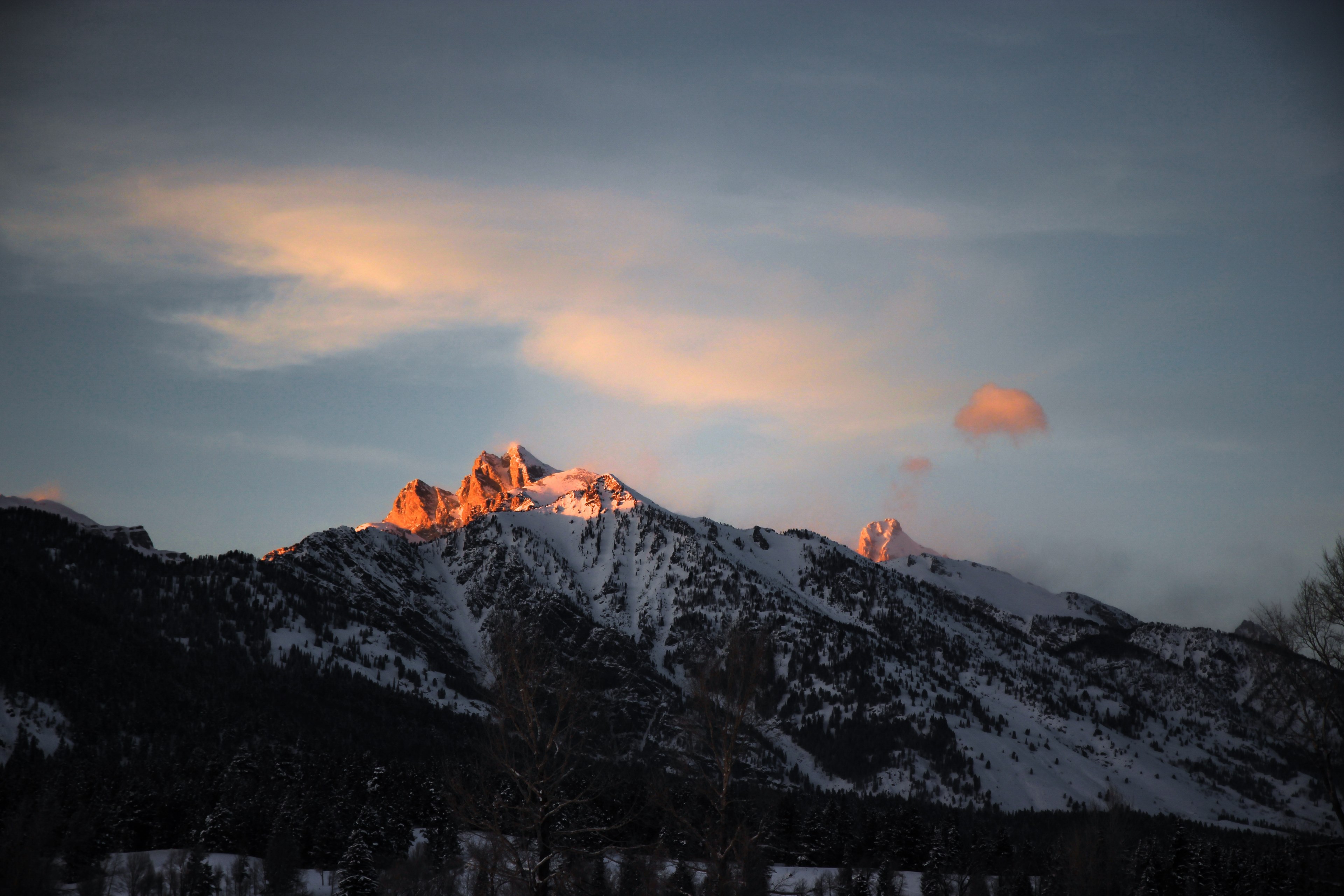 snow capped mountain peaks crown the horizon on a quiet evening, patrick hendry 4k, HD Wallpaper