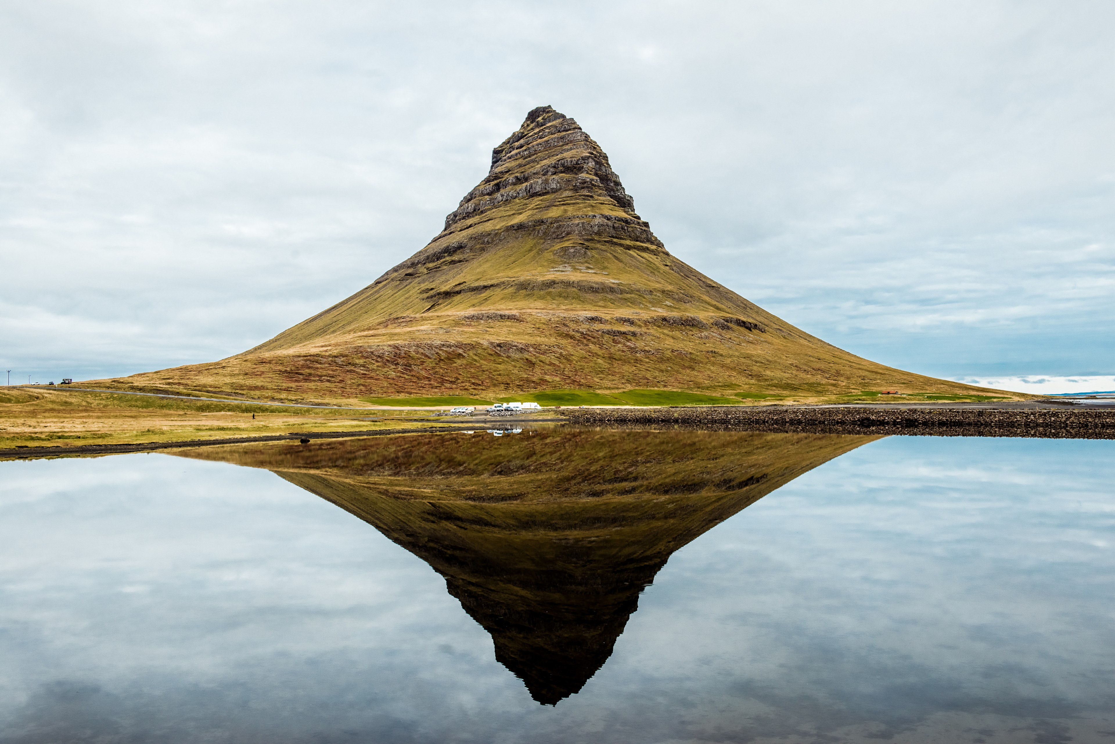 a free standing mountain reflected in the clear surface of a lake, kirkjufell mountain 4k, HD Wallpaper