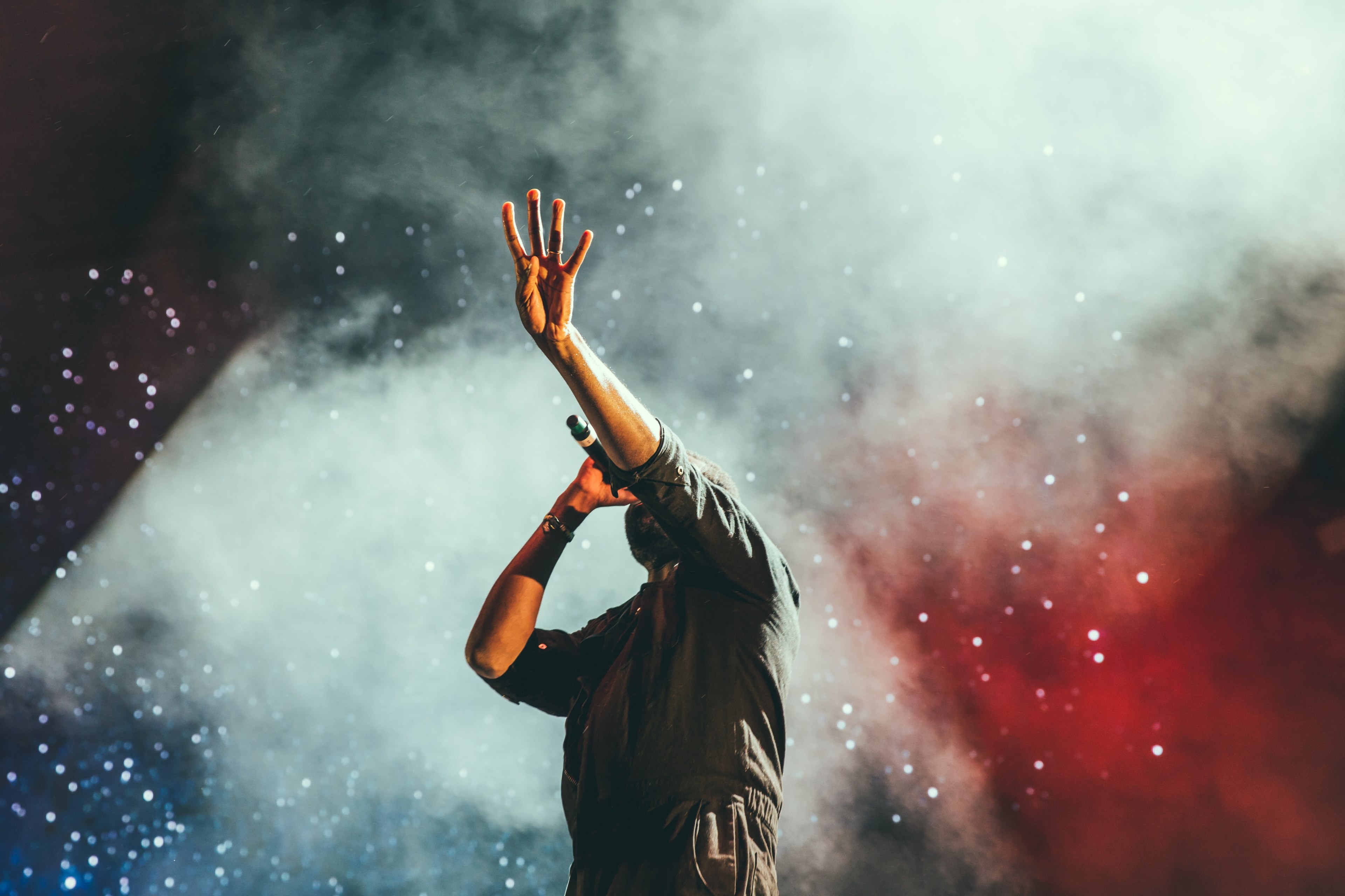 musician reaching out hand while singing on stage during a show, lead singer 4k, HD Wallpaper