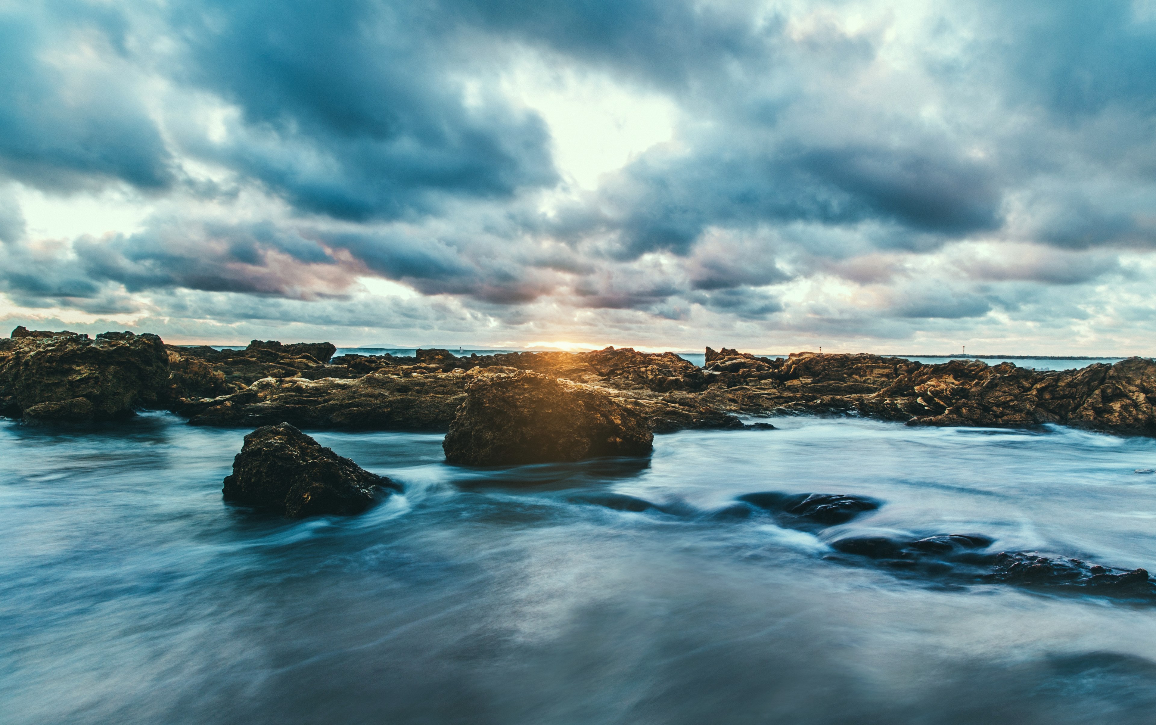 a scenic background shot of a cloudy sky over an ocean reflecting clouds in the water, sea horizon in corona del mar 4k, HD Wallpaper