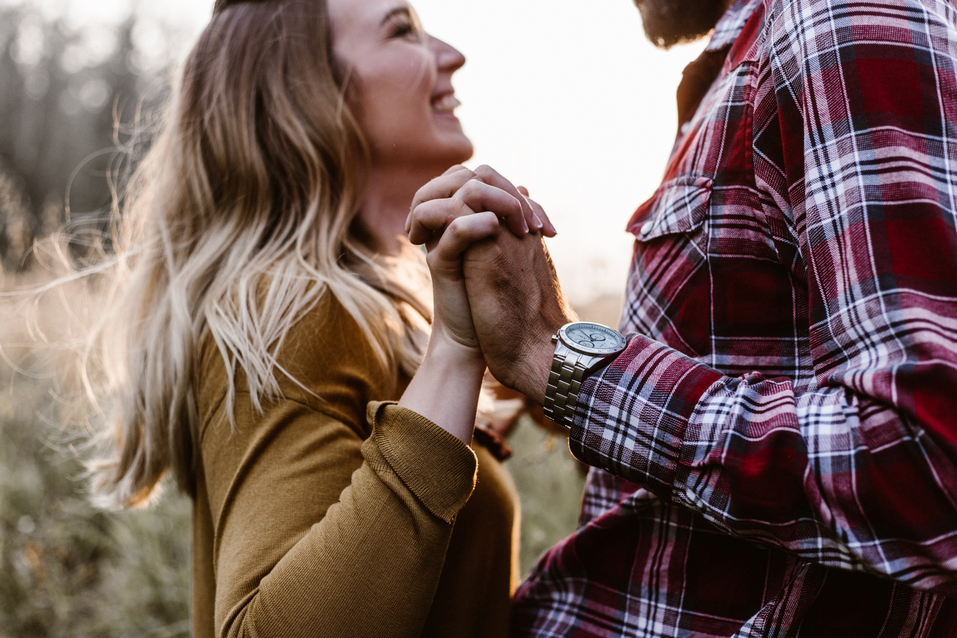 a man and woman holding hands together and looking into each others eyes, _in love 4k, HD Wallpaper