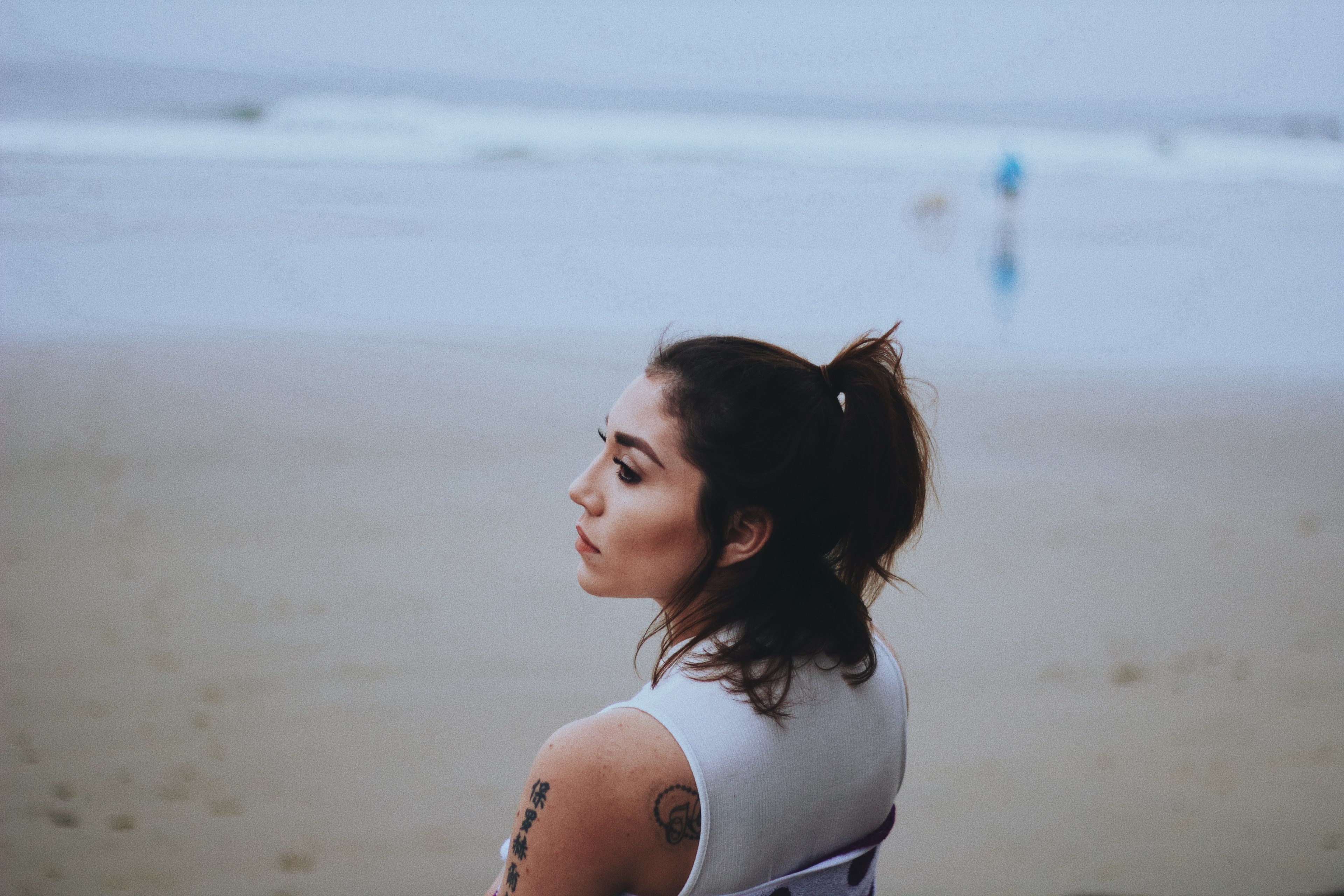 tattooed woman at the sand beach looking in the distance, friends and rad playlists_ 4k, HD Wallpaper
