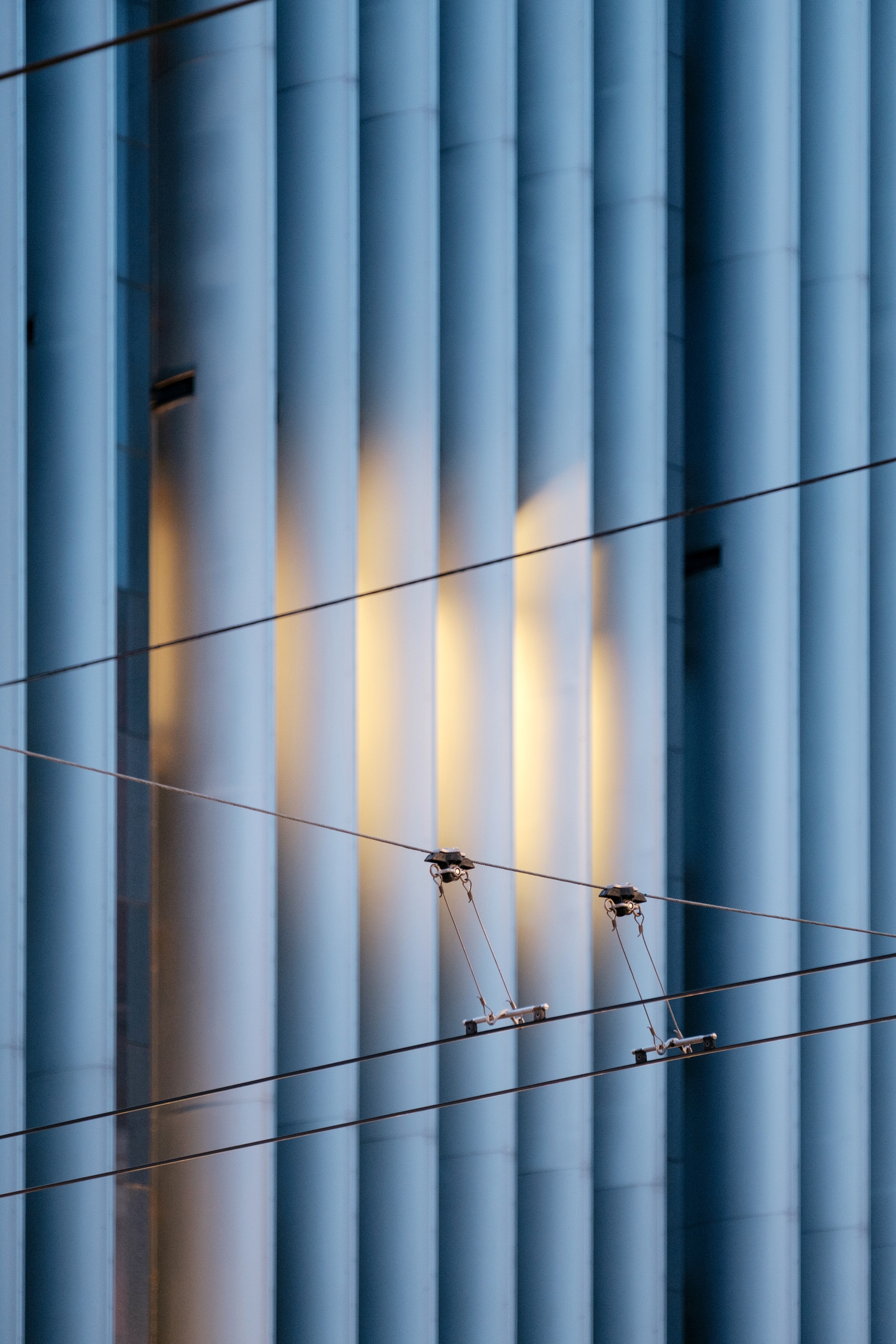 wires running horizontally with a building in the background, _wires connected building 4k, Phone HD Wallpaper