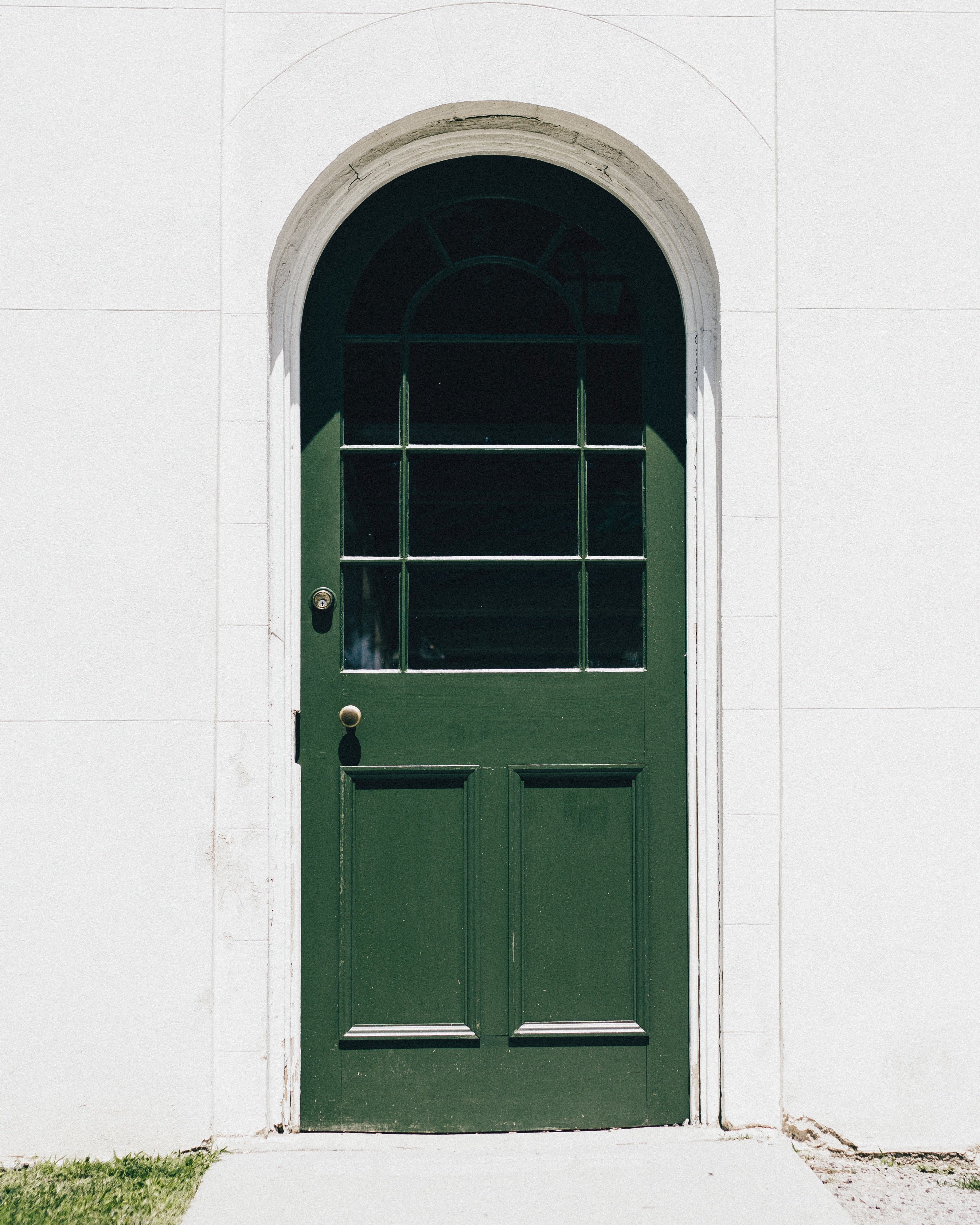 white arched doorway with a green door and windows on the top half and grass next to the sidewalk, white arched doorway 4k, Phone HD Wallpaper