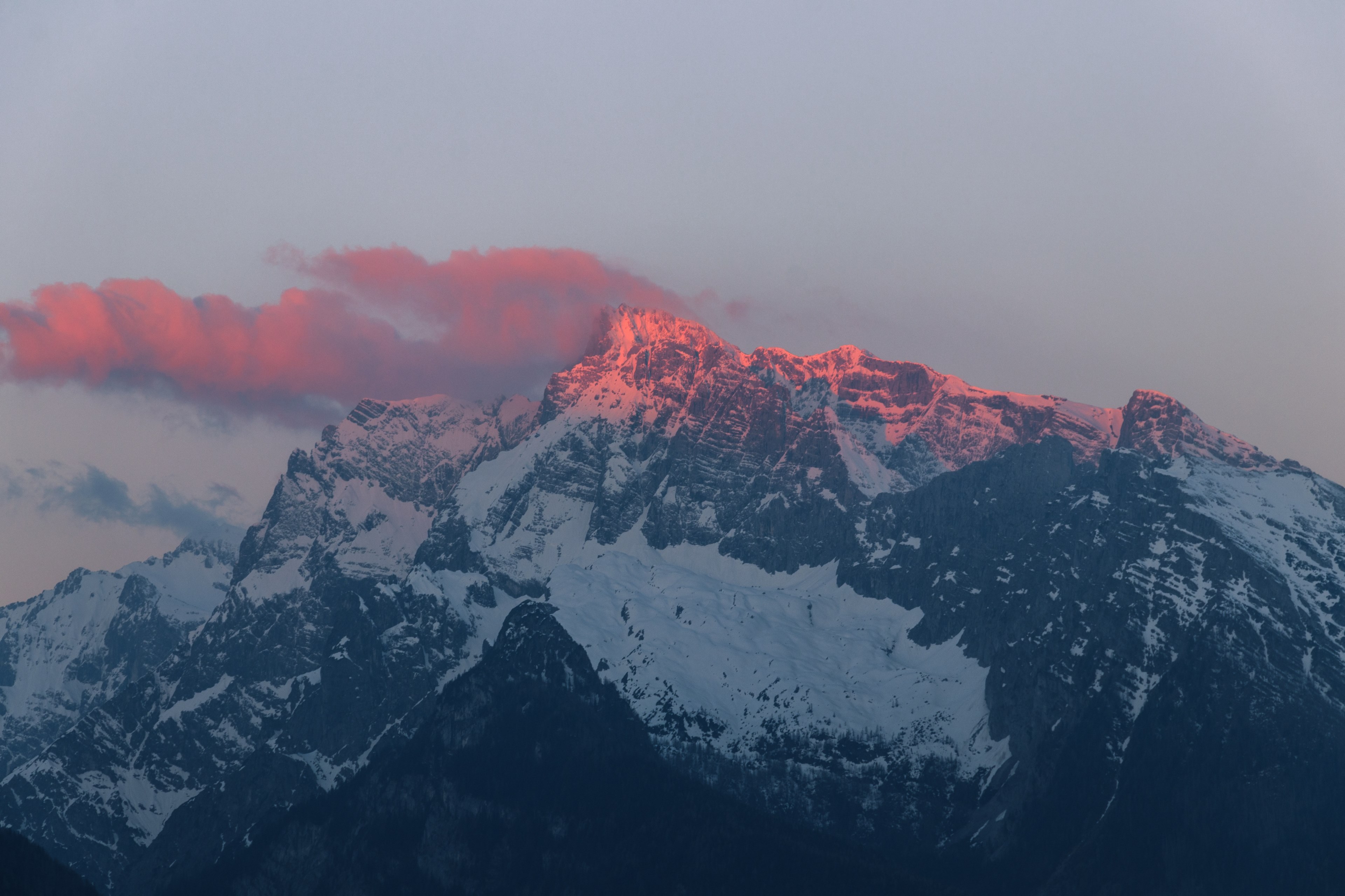 red sunlight falls on the crest of a mountain during dusk, red sun rays on a white mountain 4k, HD Wallpaper