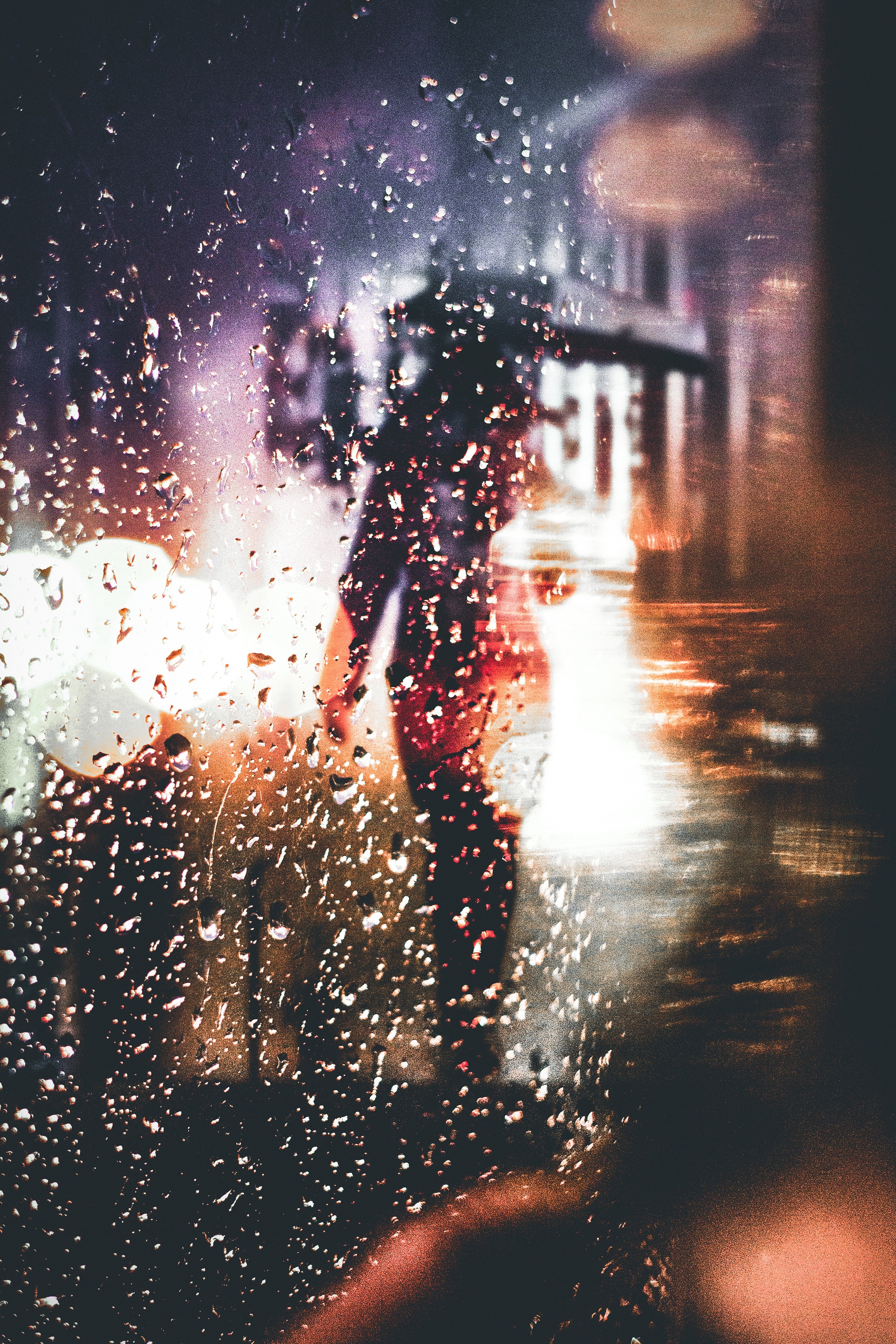 silhouette of a person with an umbrella walking in the rain during night time in melbourne, person rain melbourne 4k, Phone HD Wallpaper