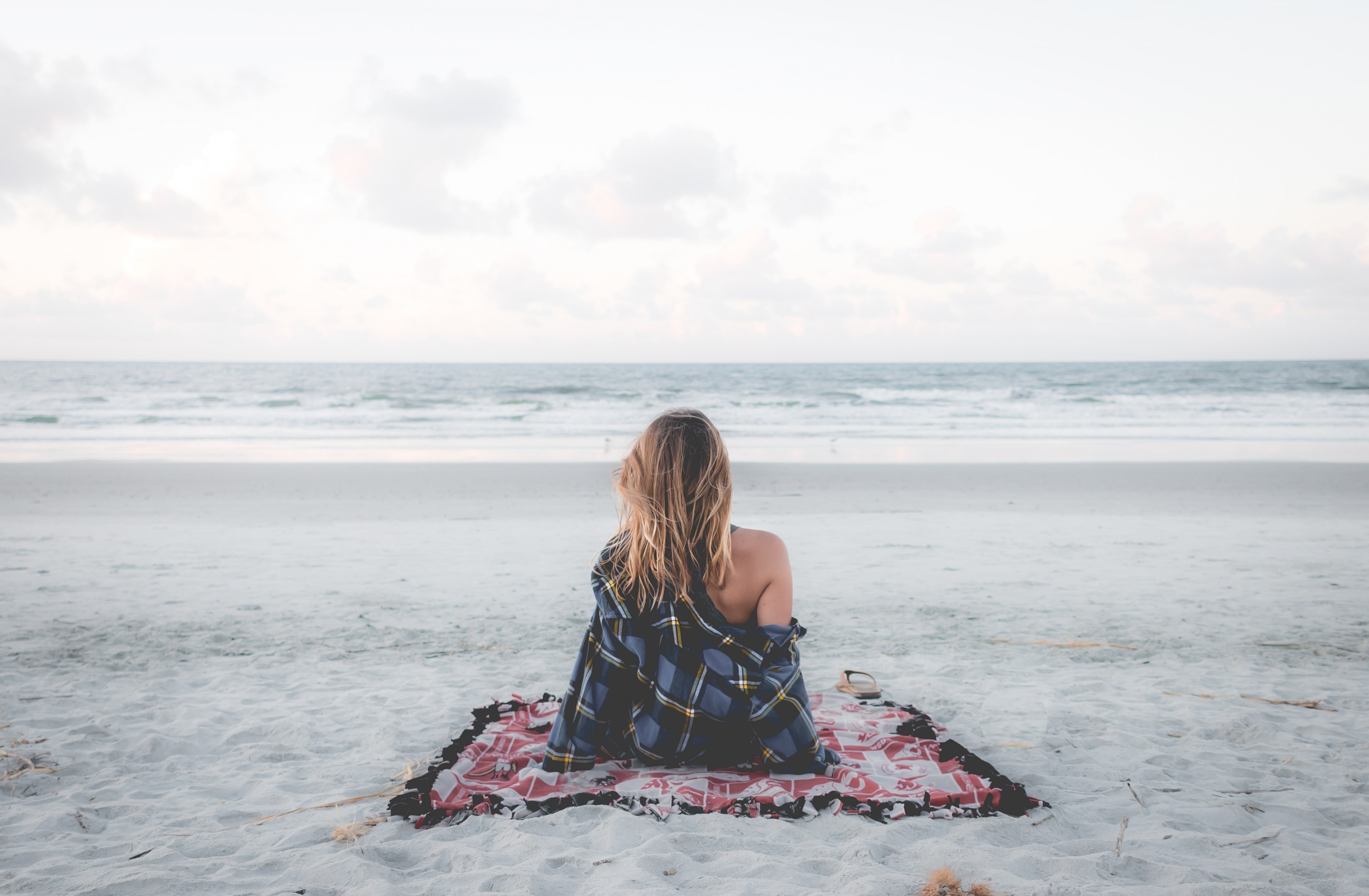 young woman in checkered shirt sitting on a picnic blanket at the sand beach in charleston, solo 4k, HD Wallpaper