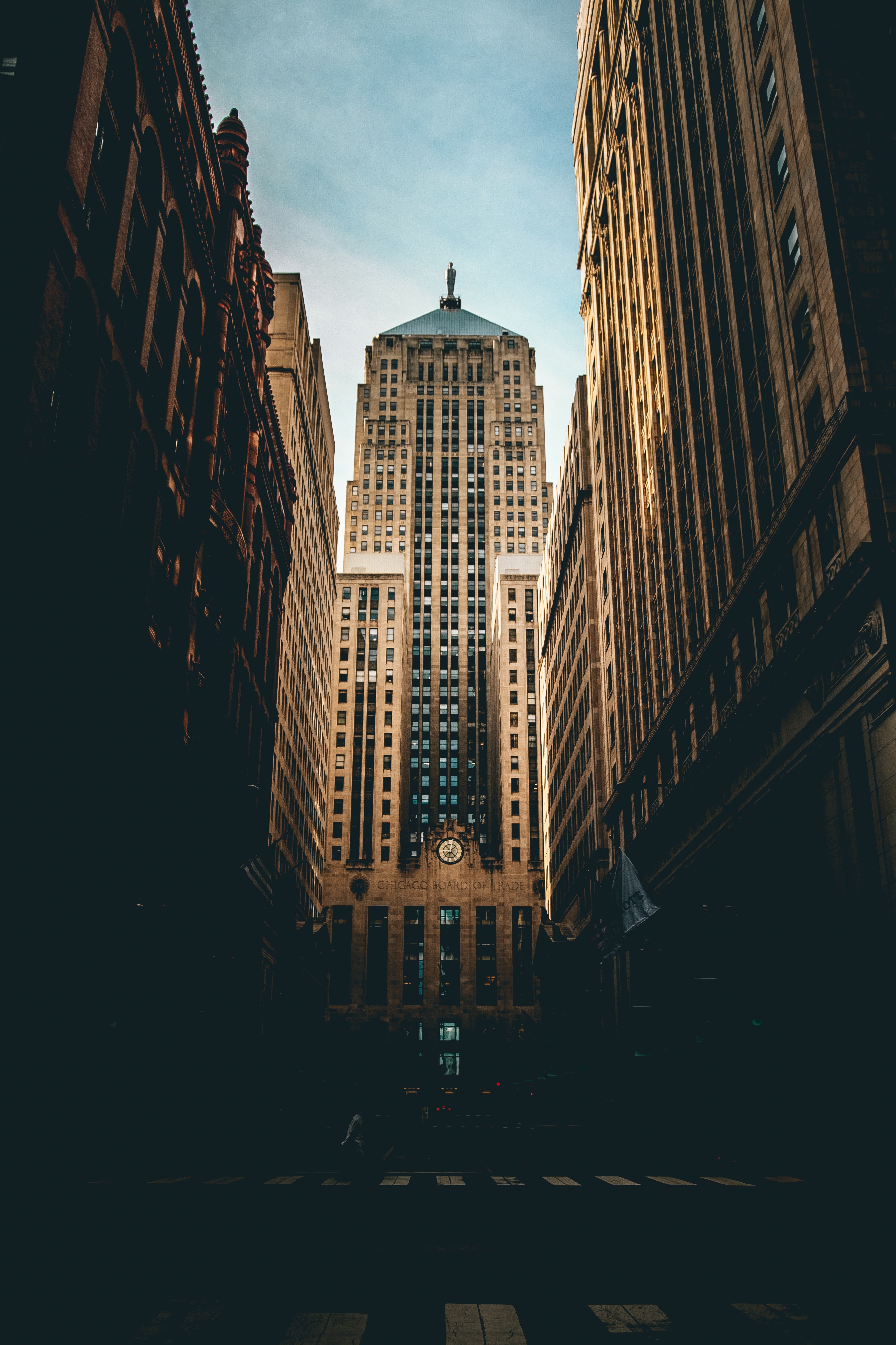 a dim shot of a high rise in chicago seen from the street, sawyerbengtson 4k, Phone HD Wallpaper