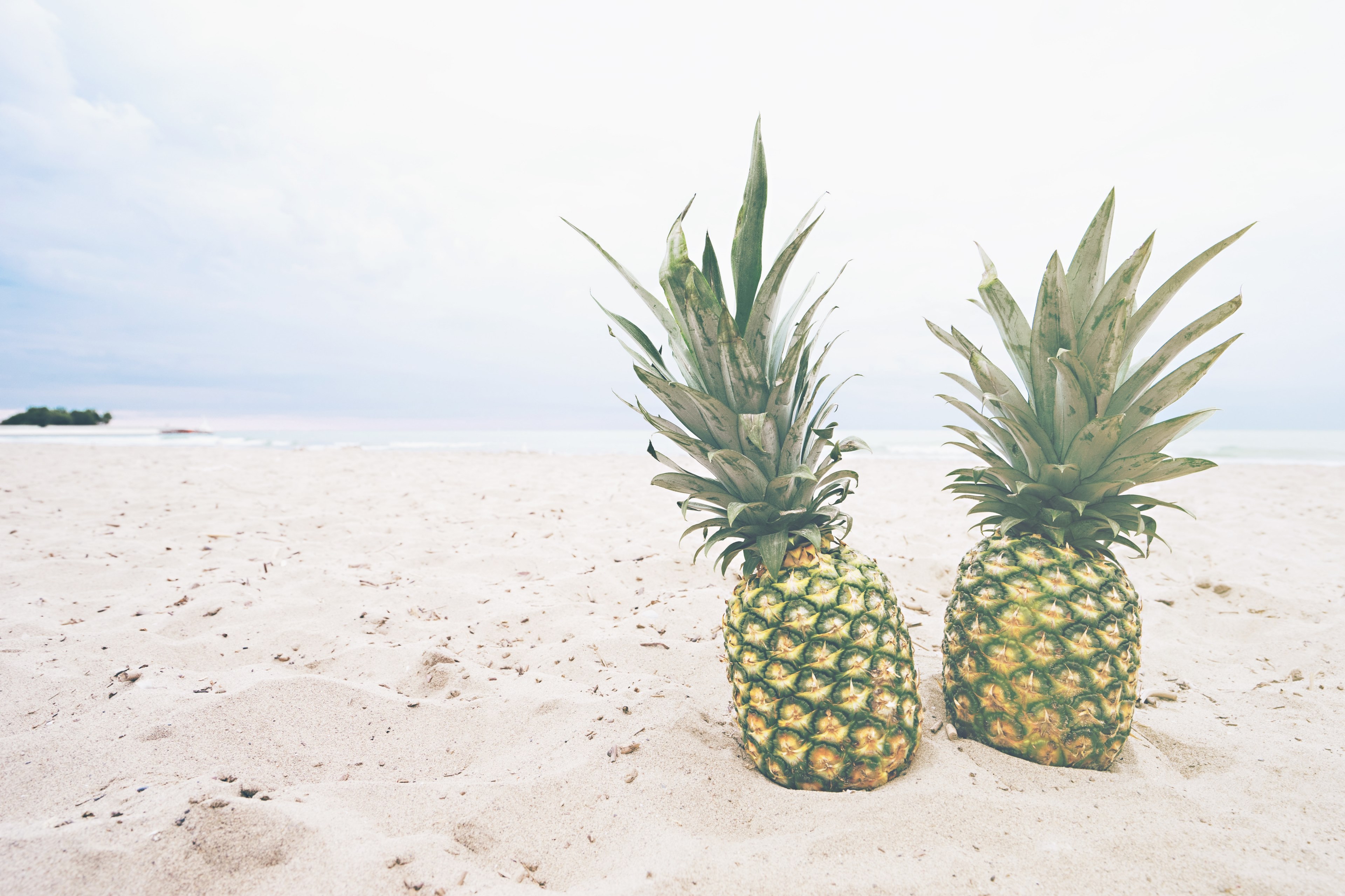 a couple of pineapples side by side on the beach, _two pineapples 4k, HD Wallpaper