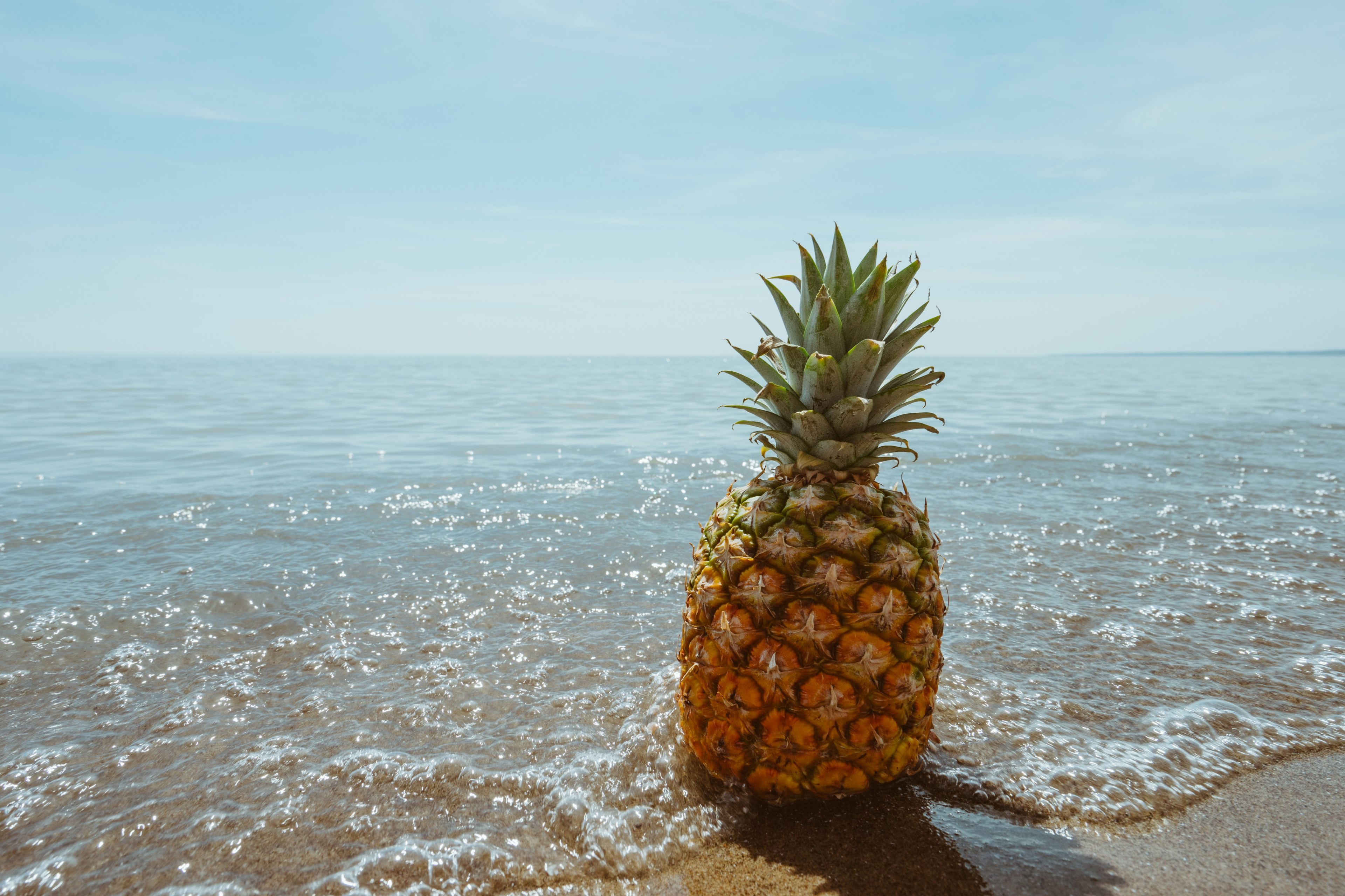 pineapple on the sandy shore being washed by the ocean, pineapple on the beach 4k, HD Wallpaper
