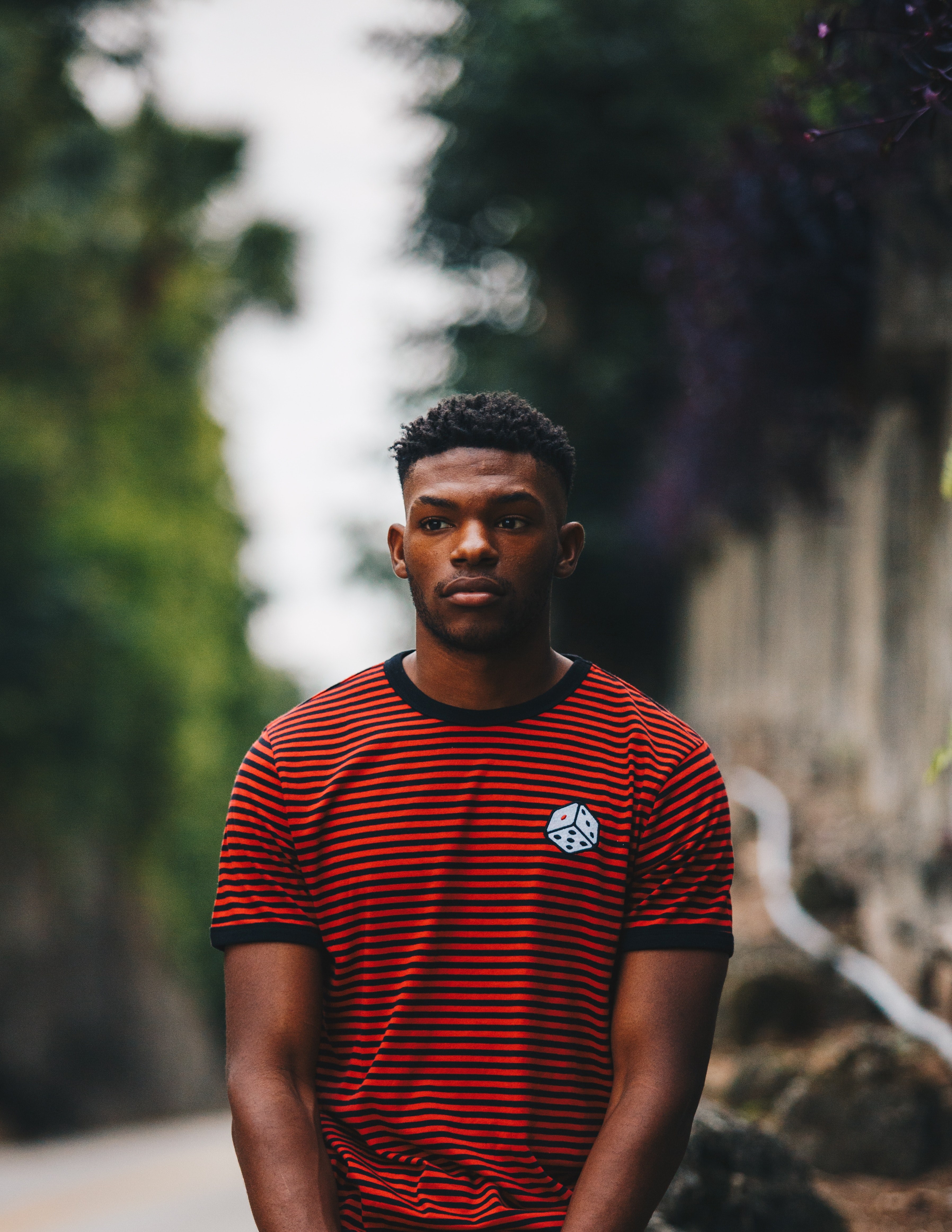 man in black and red t shirt posing at palm beach, man in t shirt posing 4k, Phone HD Wallpaper