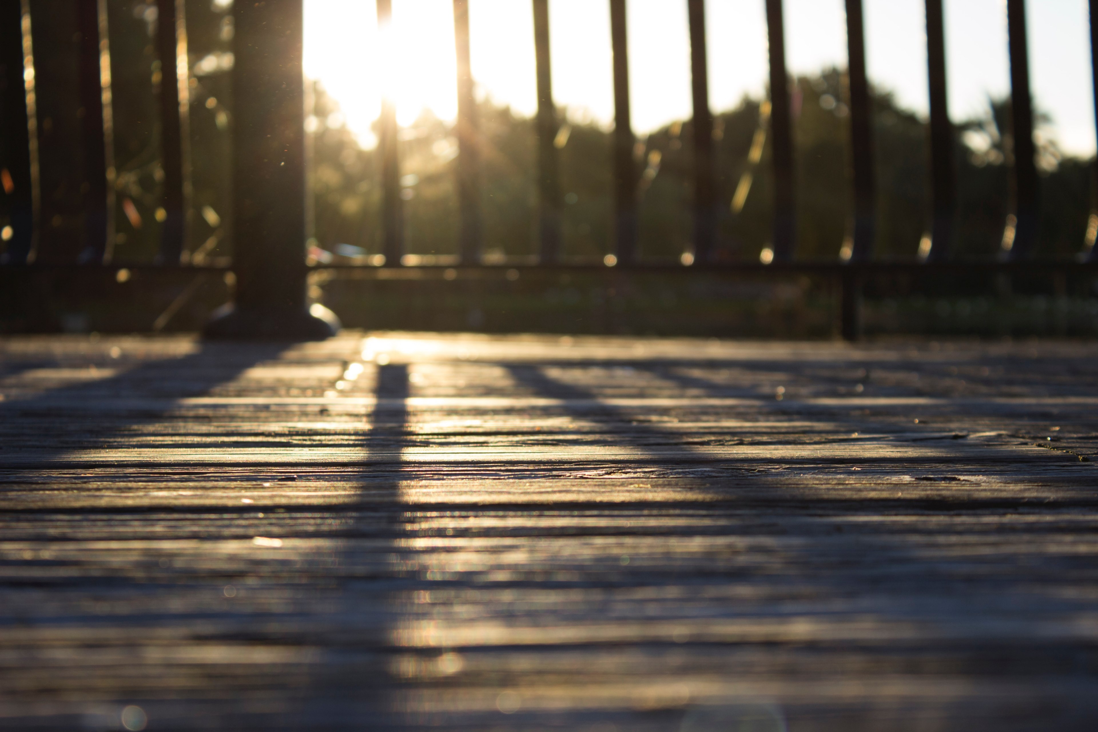 sunlight creating shadows through a wooden fence on a deck, _deck sunlight 4k, HD Wallpaper