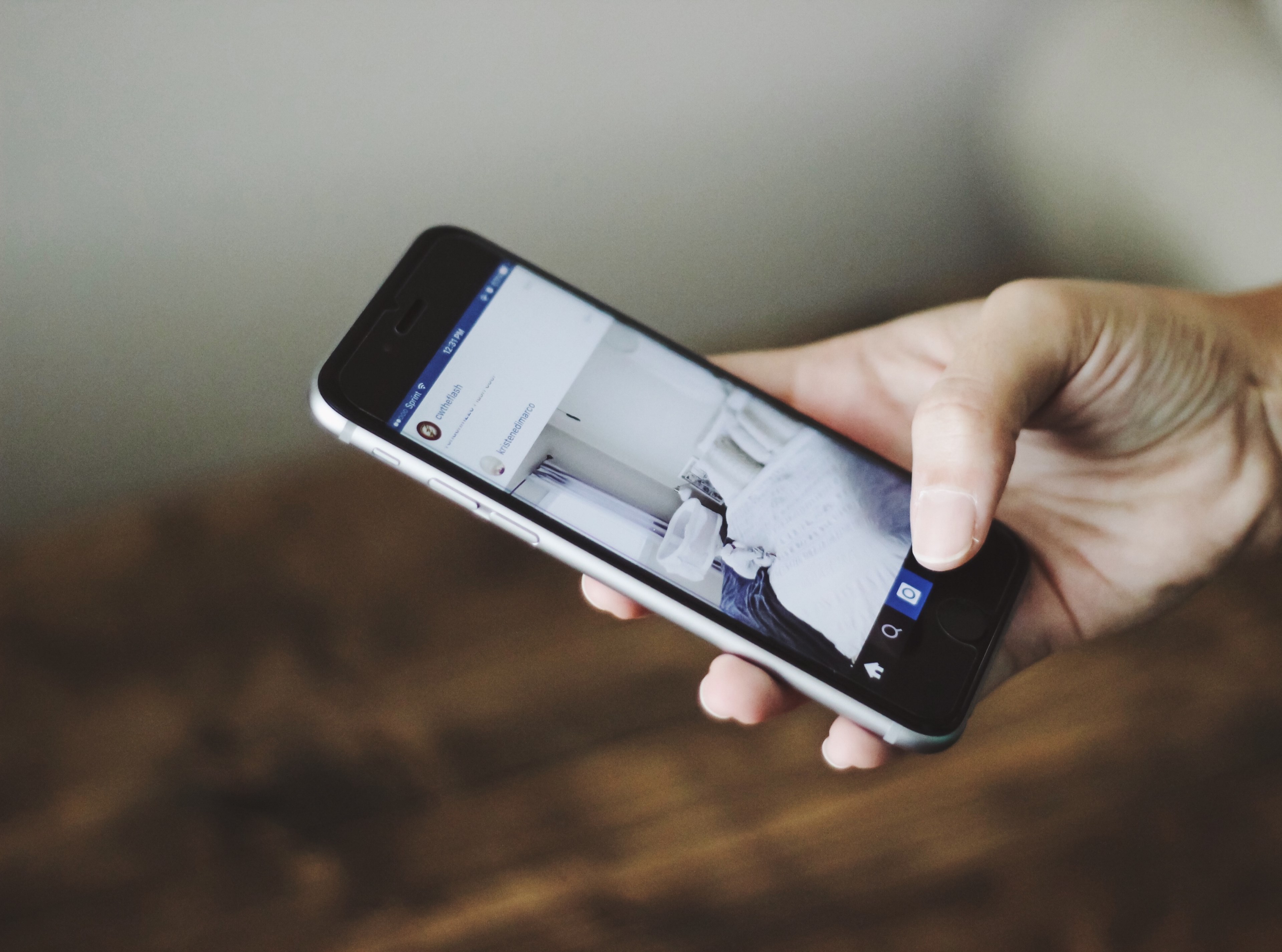 a person browsing instagram on an iphone, browsing instagram 4k, HD Wallpaper