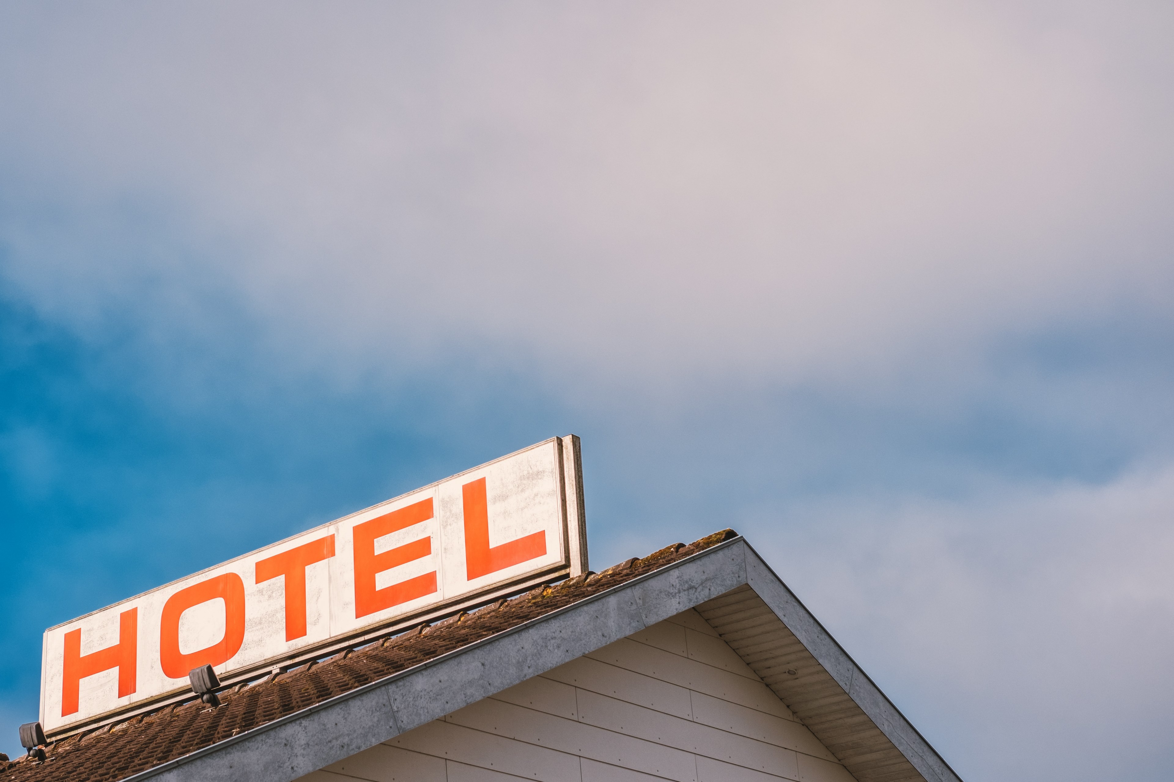 the lighted sign that reads hotelquot on a roof against the cloudy sky, _rooftop typography 4k, HD Wallpaper