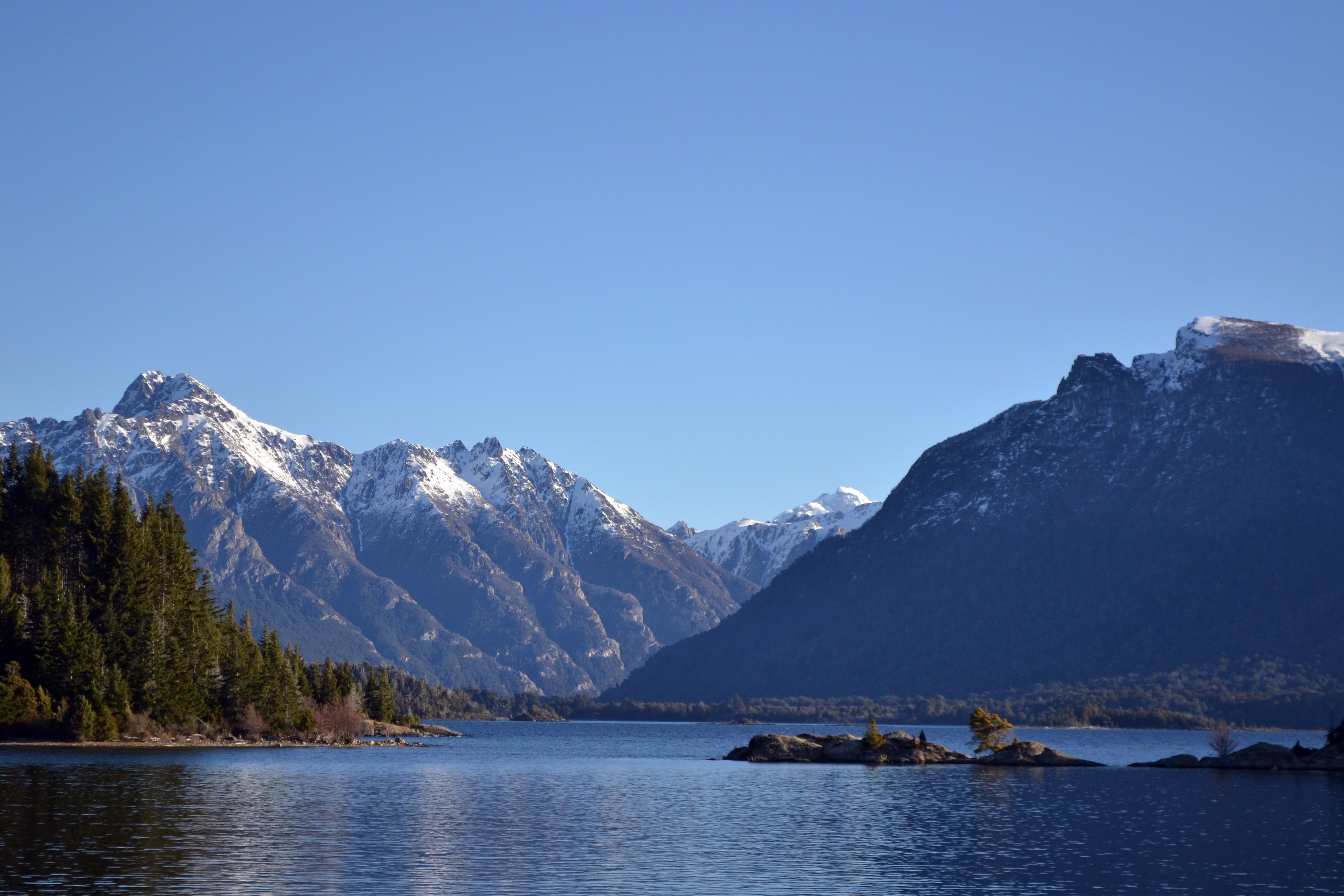 a lake at the foot of snowy mountains in nahuel huapi, nahuel huapi mountain lake 4k, HD Wallpaper