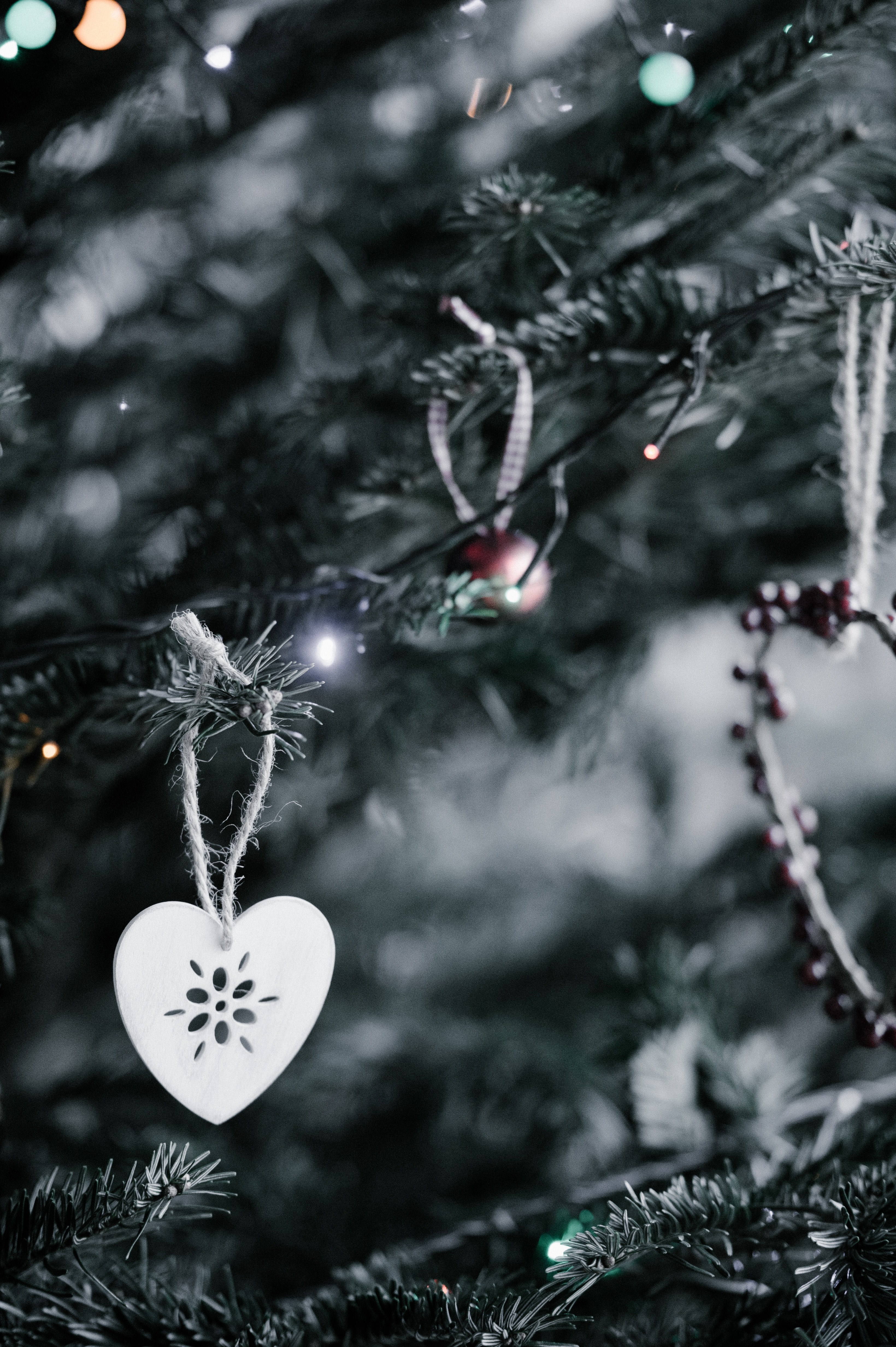 christmas tree decoration 4k, Phone HD Wallpaper