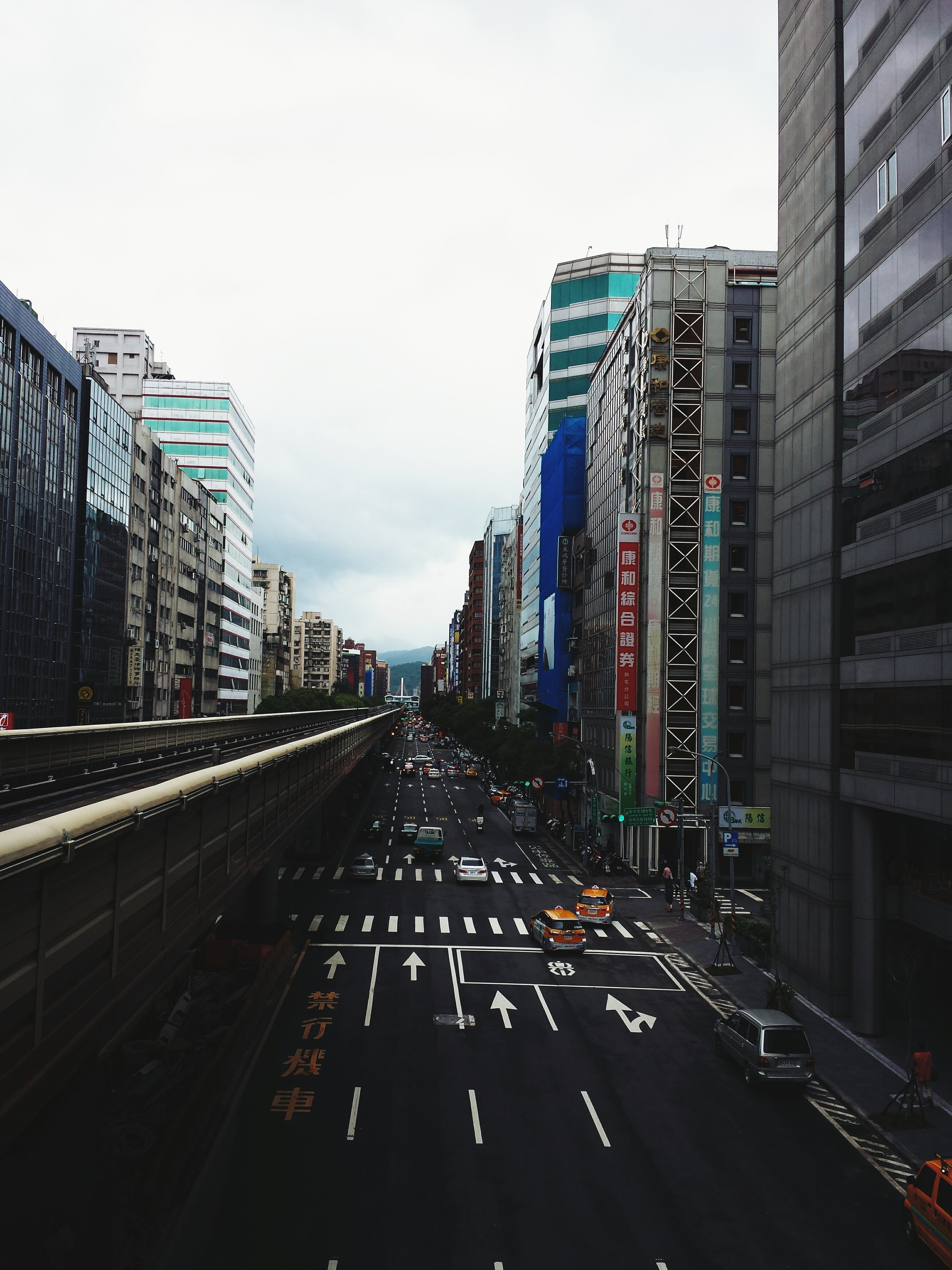 daytime traffic with taxis on urban road surrounded by downtown city buildings, downtown daytime traffic with taxis 4k, Phone HD Wallpaper