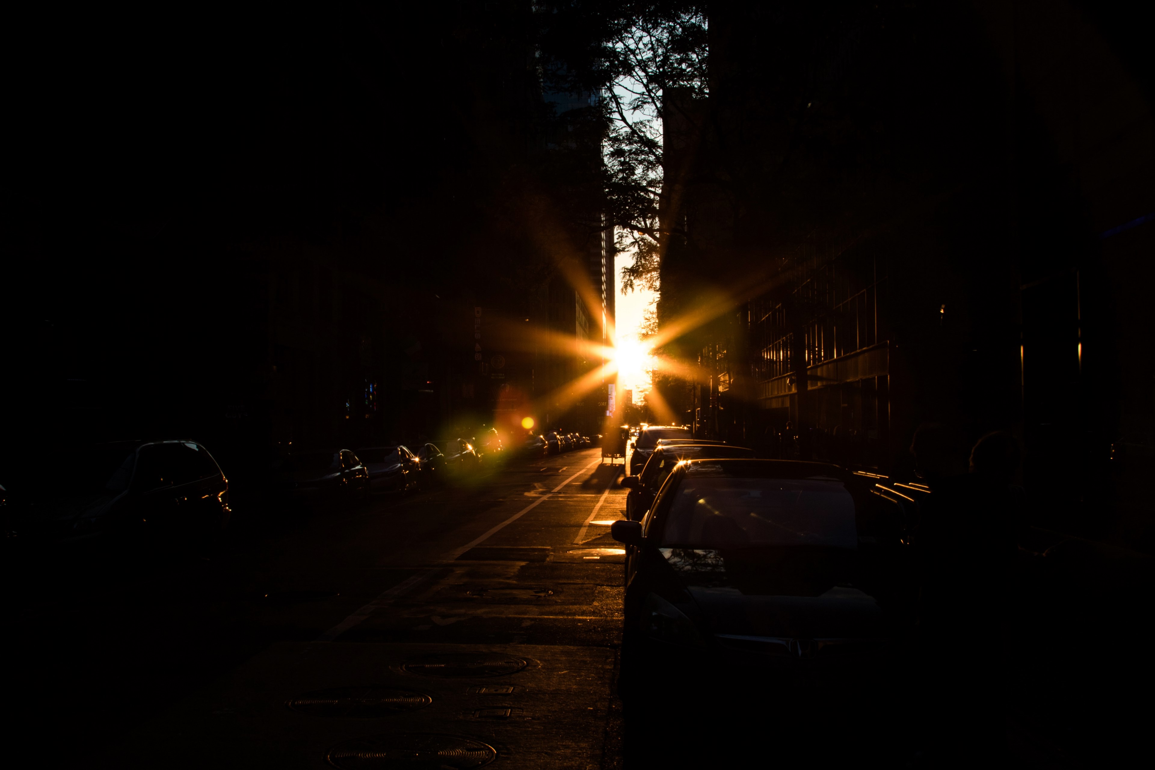 the sun glaring through between buildings on a dark street, _sunset between buildings 4k, HD Wallpaper