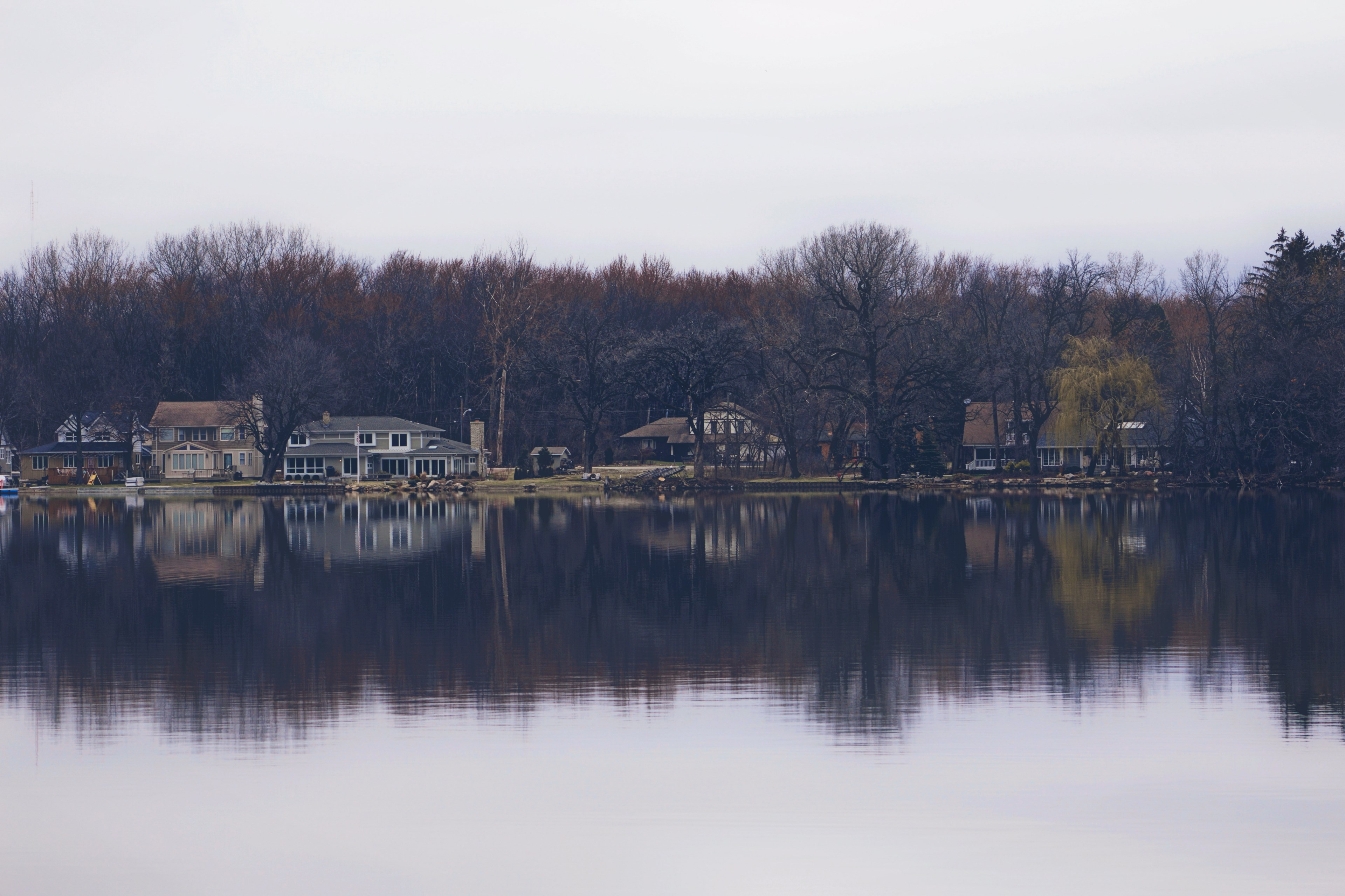 cottages on the water in the middle of the woods perfectly reflecting off the lake, _lake cottage reflection 4k, HD Wallpaper