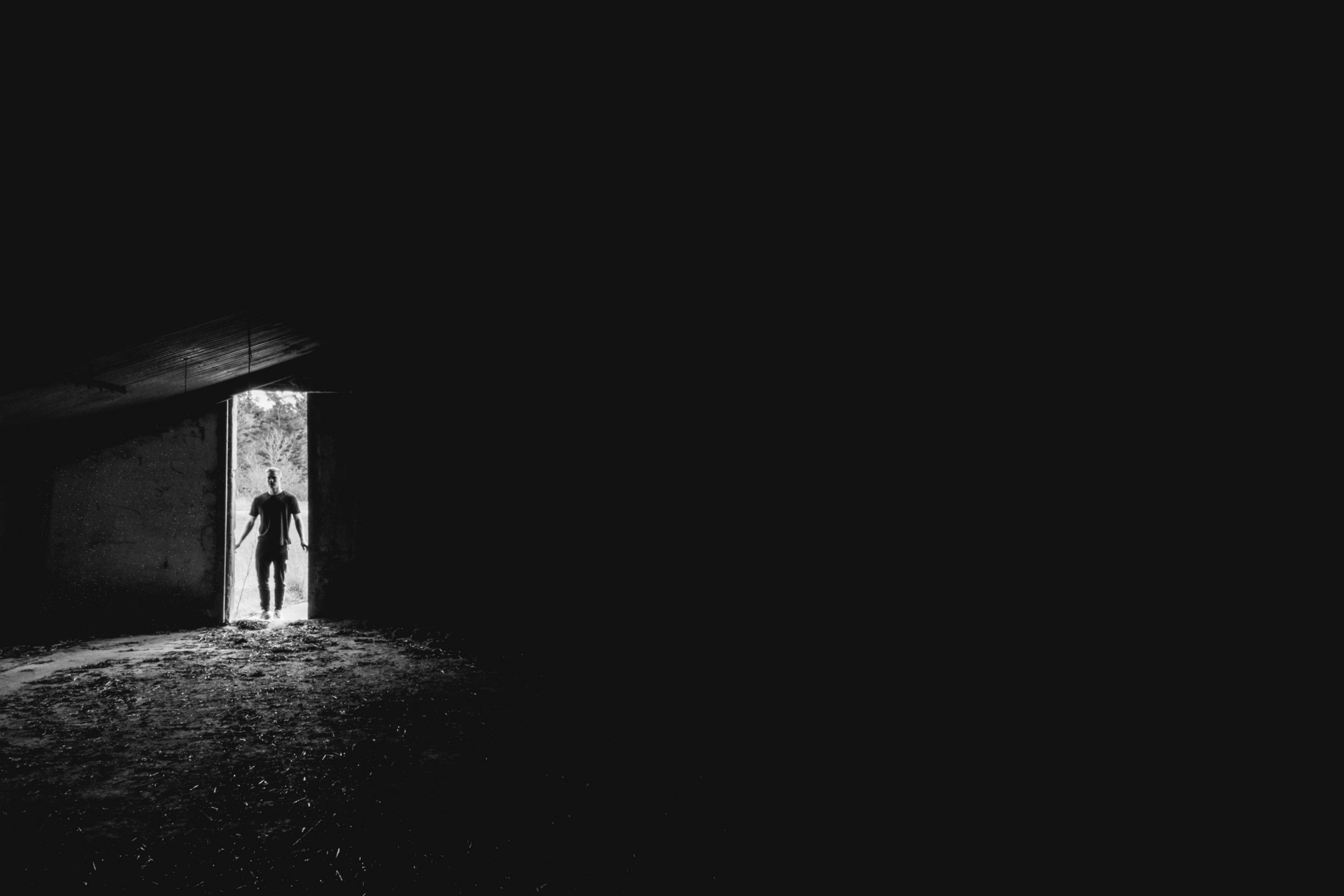 a person entering a dark room, _entrance to nothing 4k, HD Wallpaper