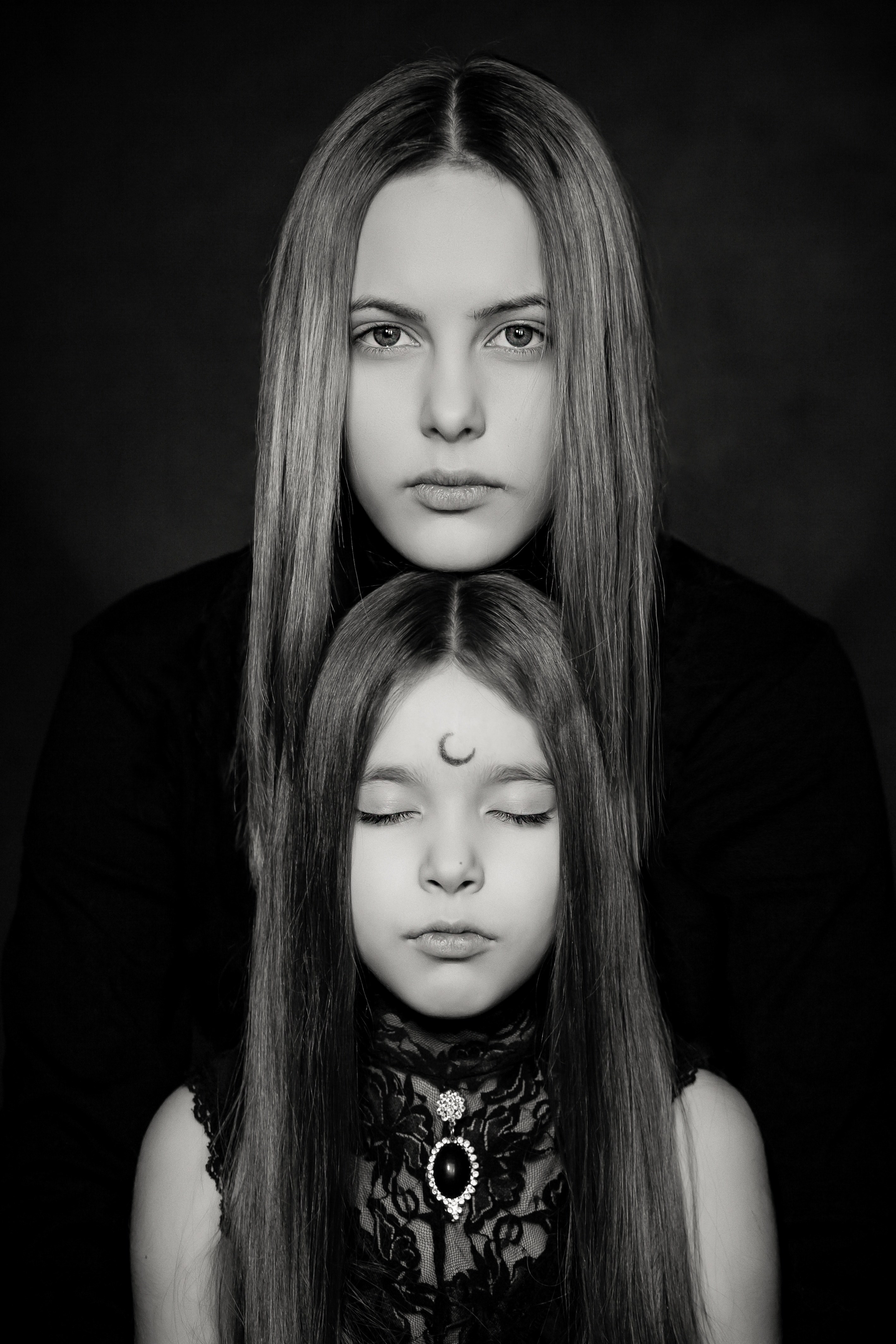 a woman holding her head on top of a small girls head, _sister 4k, Phone HD Wallpaper