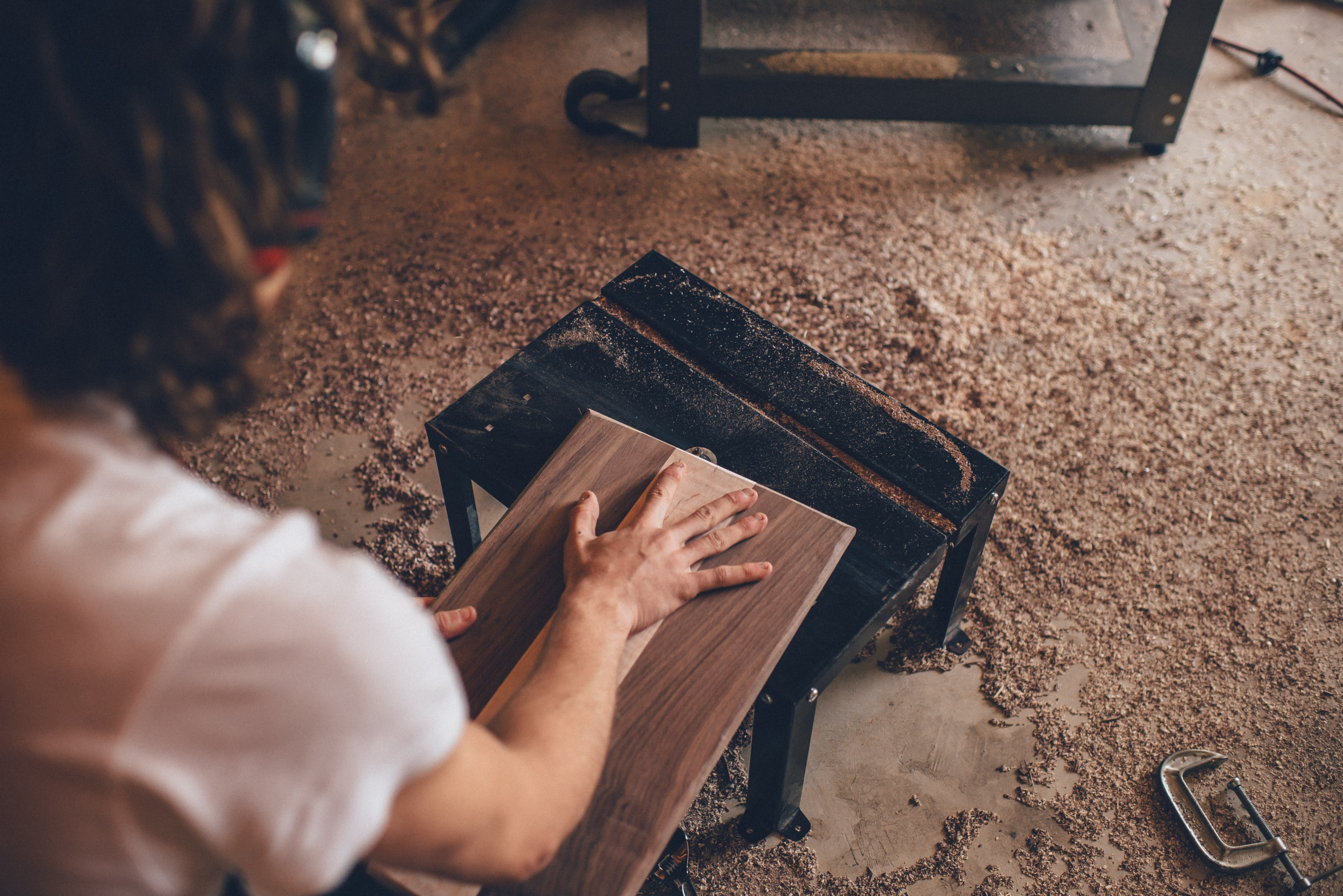 a woodworker working with a slab of wood in a workshop, woodworker in a workshop 4k, HD Wallpaper