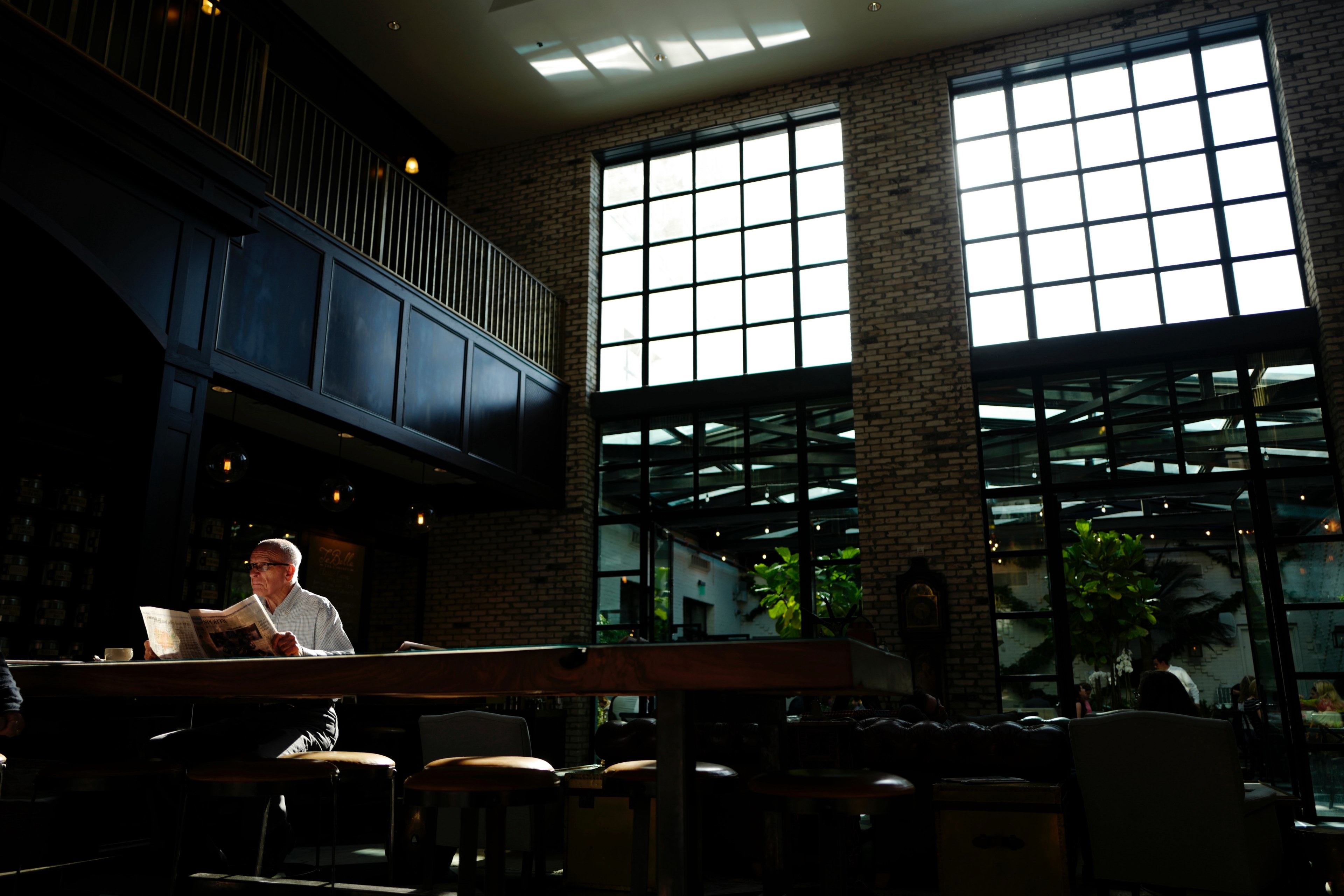 man sitting and reading the newspaper, _man reading newspaper 4k, HD Wallpaper