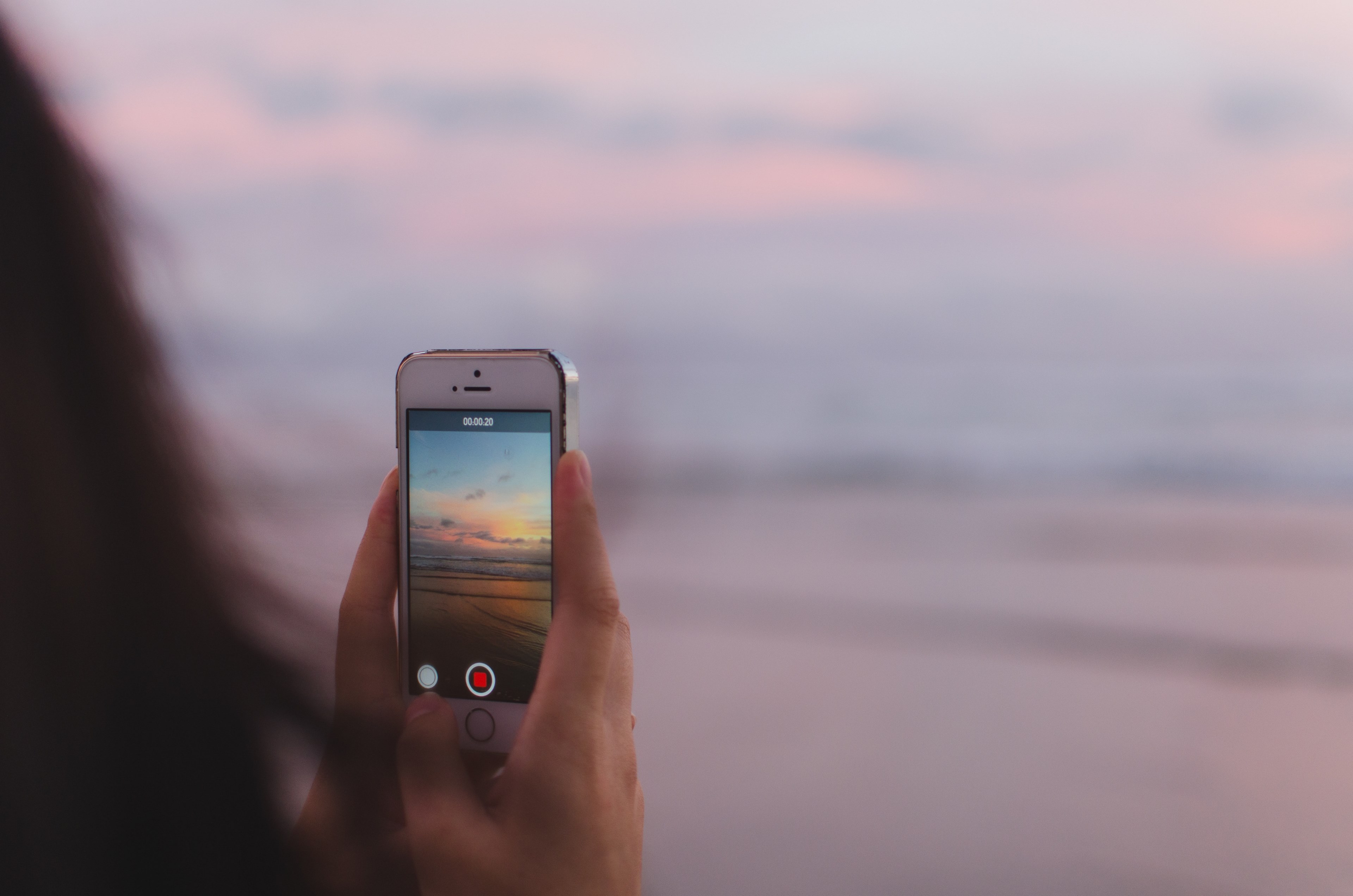 person holding hold and iphone 4k, HD Wallpaper
