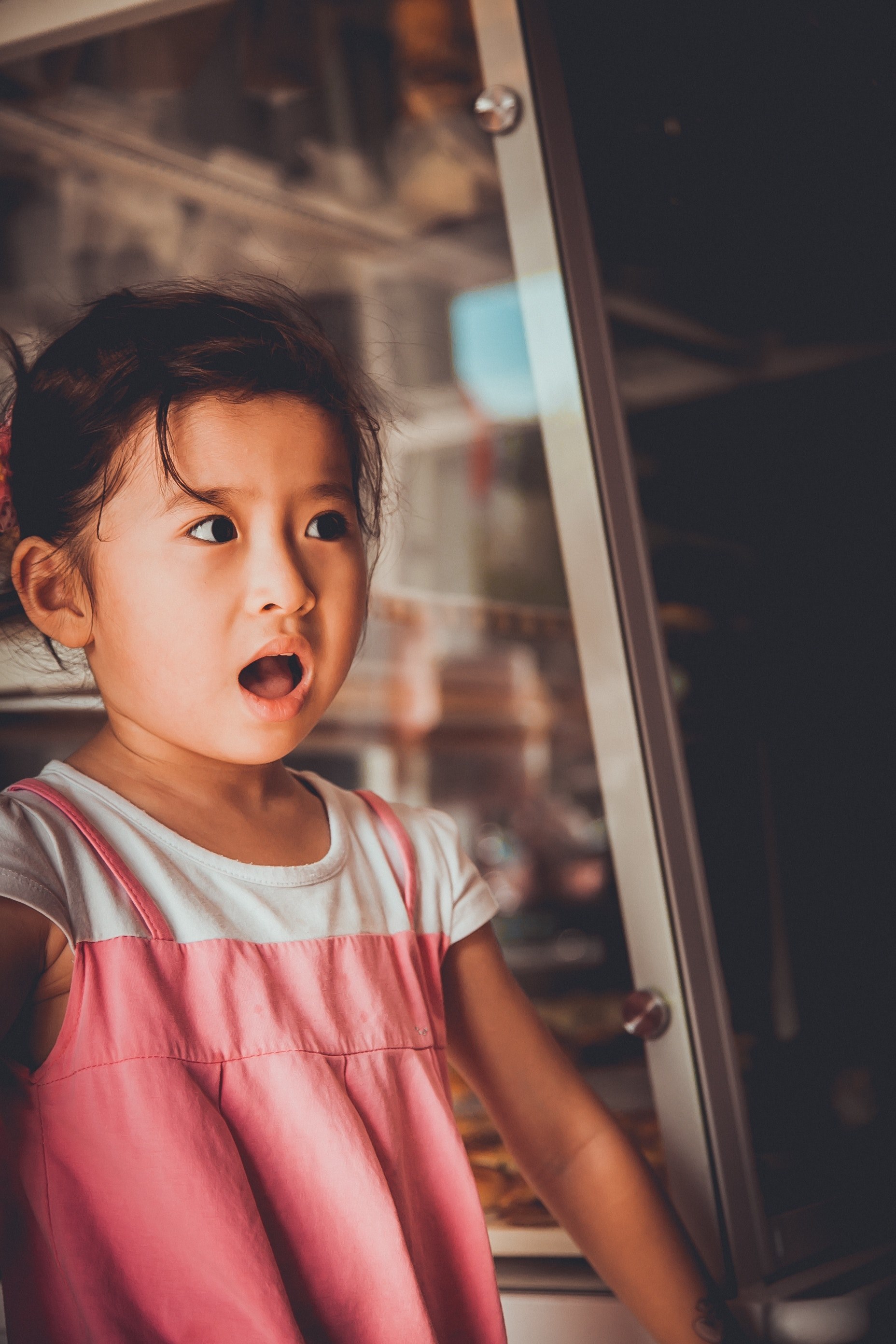 a child in a pink jumper makes a surprised facial expression, 3 4k, Phone HD Wallpaper