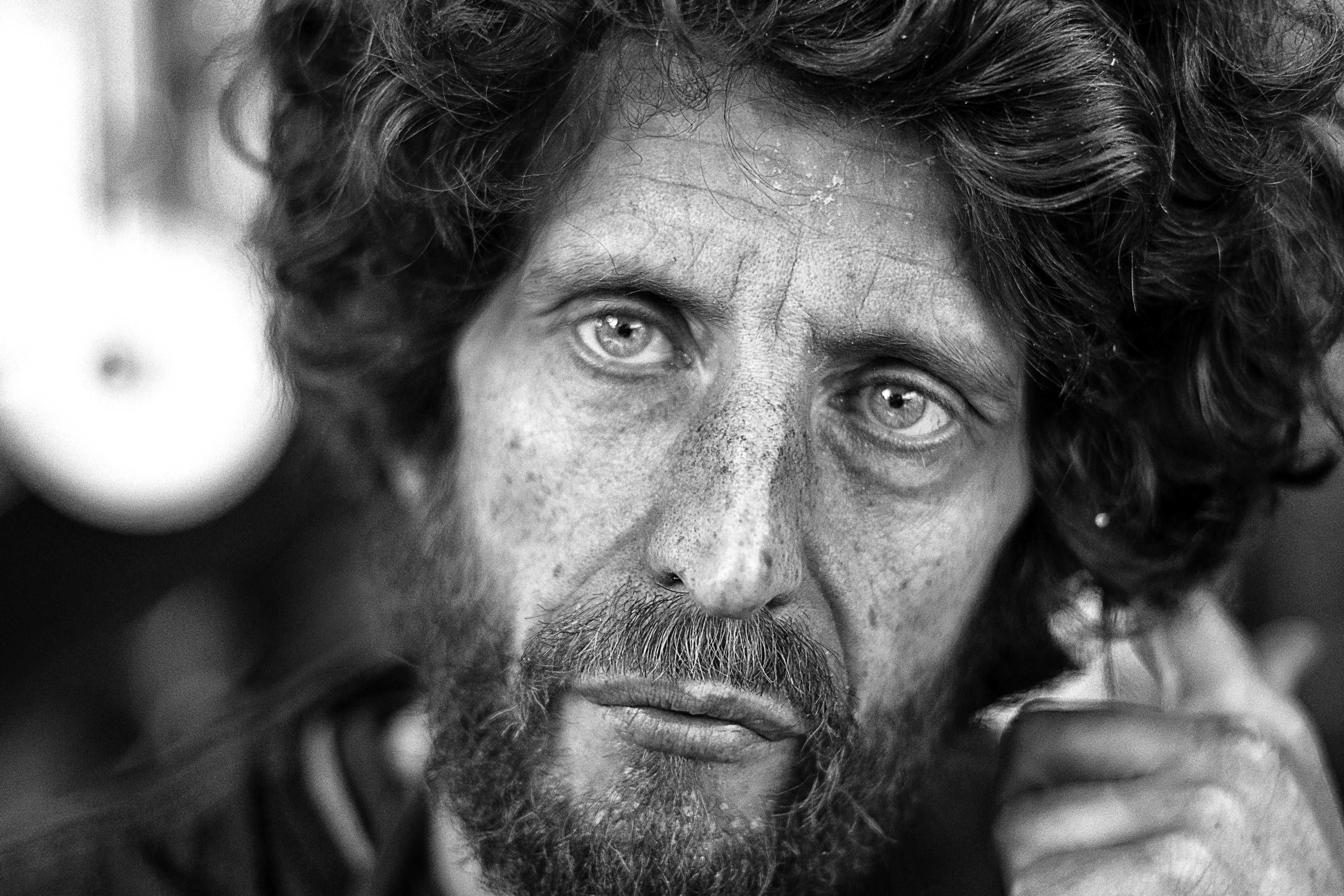 a gray portrait view of a wrinkle faced man with beard and lots of hair in london, _jonathan hallam 4k, HD Wallpaper