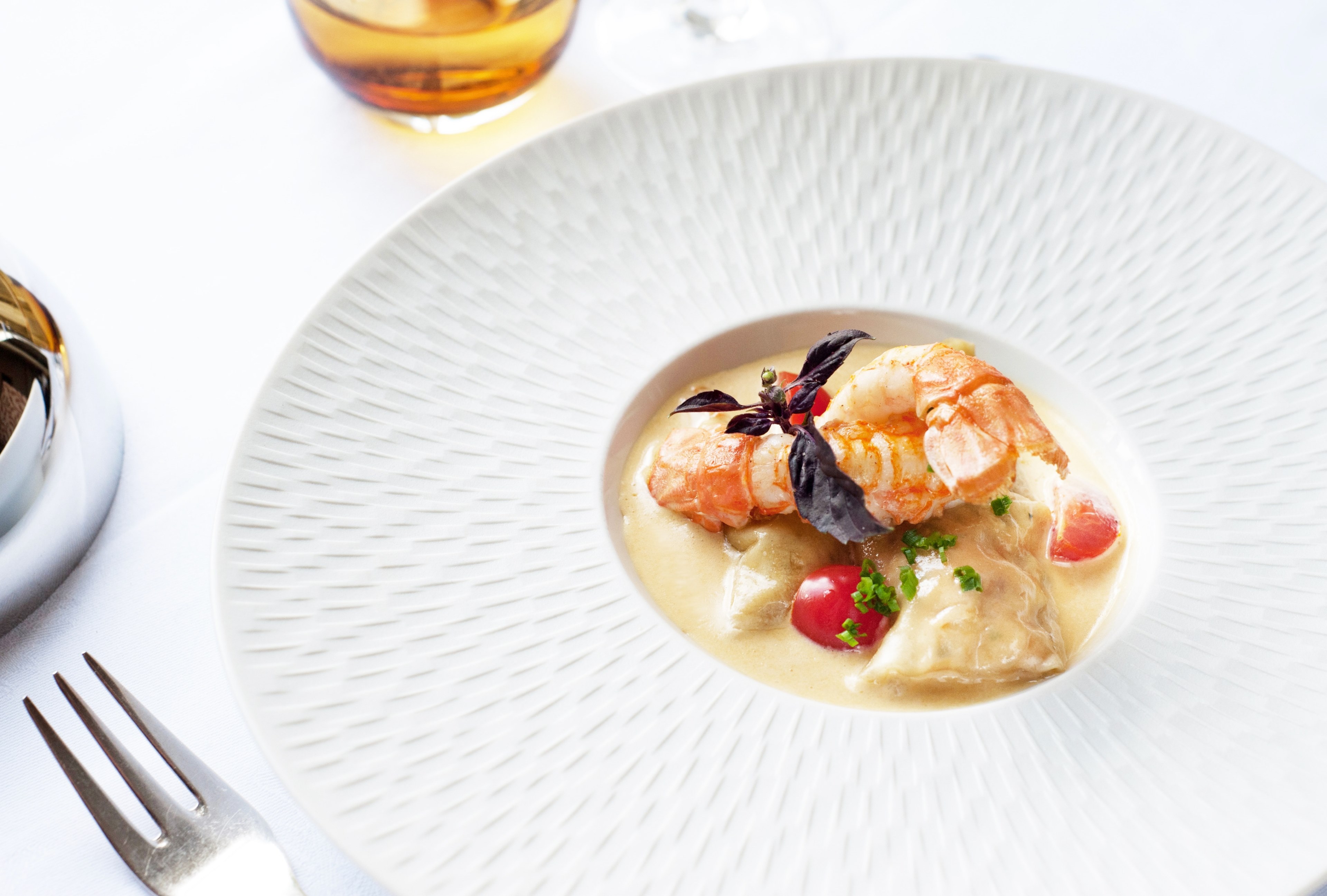 gourmet plate of prawns and ship with tomato garnish, gourmet seafood 4k, HD Wallpaper