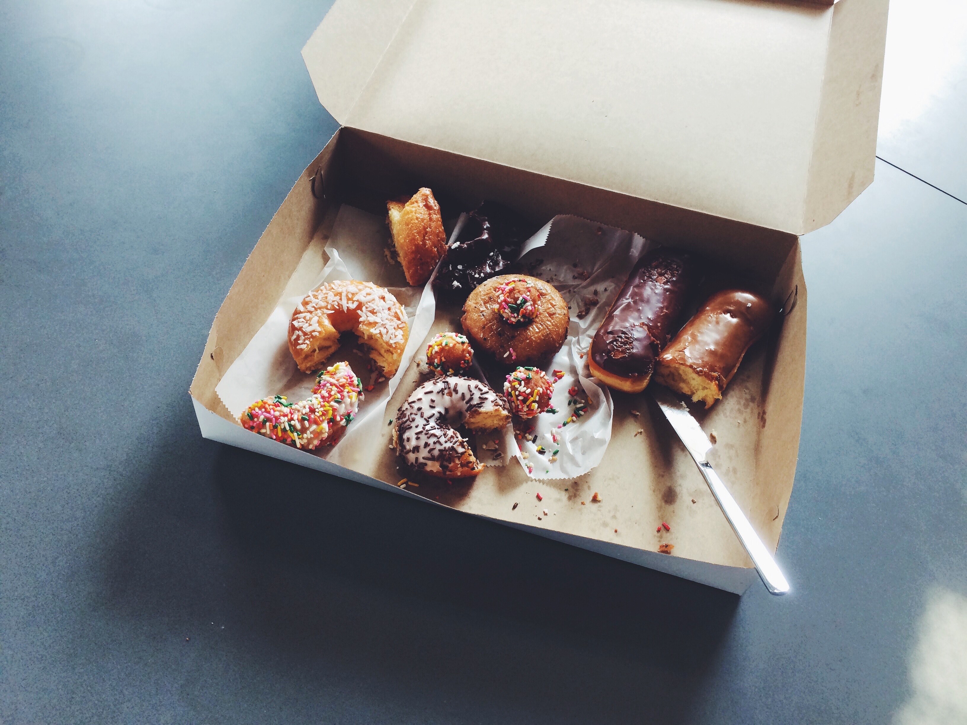 box of half eaten donuts on an office break room table, doughnuts for the office 4k, HD Wallpaper
