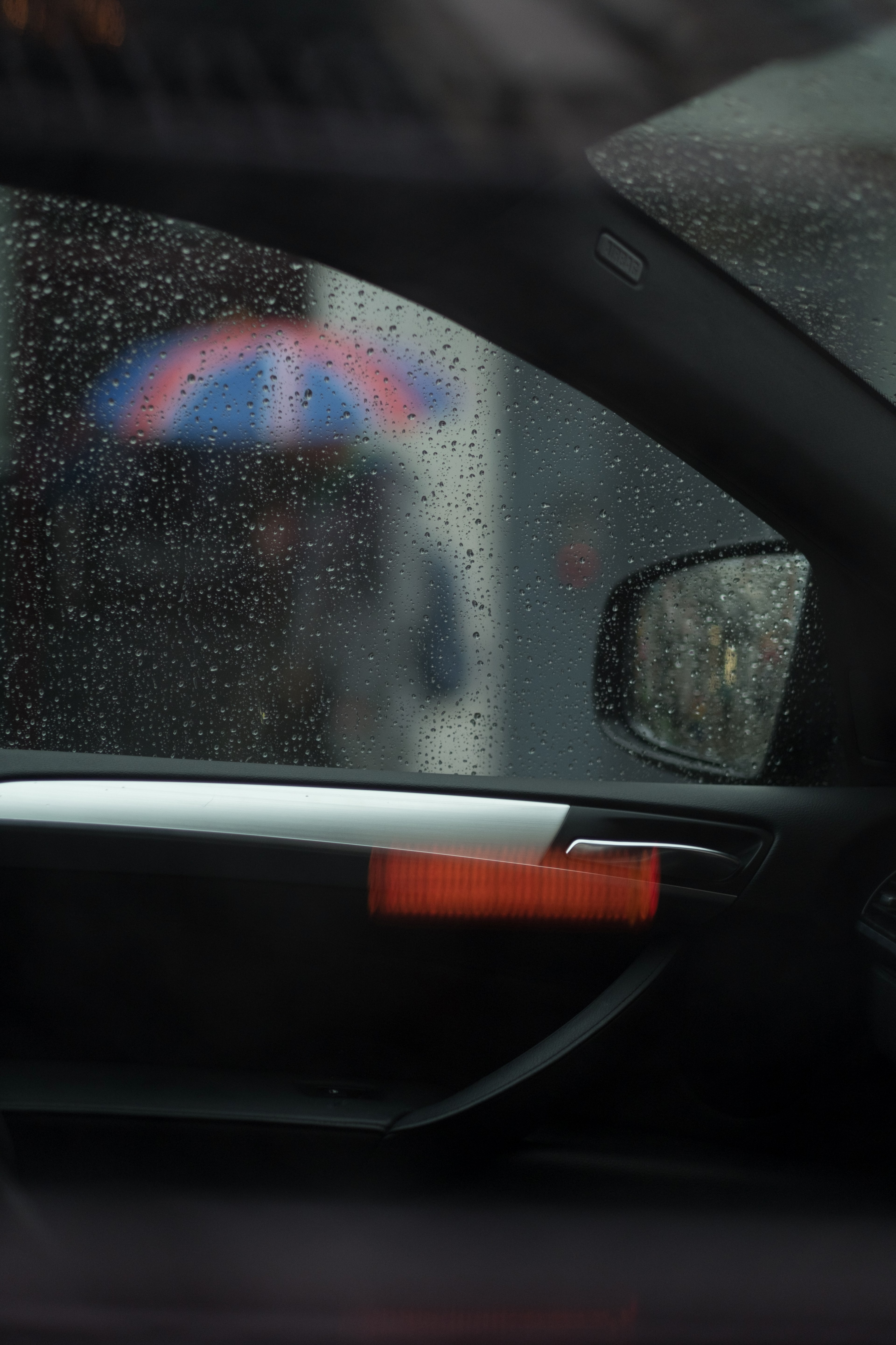 car interior looking through rainy windows on a person with a blue and red umbrella, rainy car window umbrella 4k, Phone HD Wallpaper