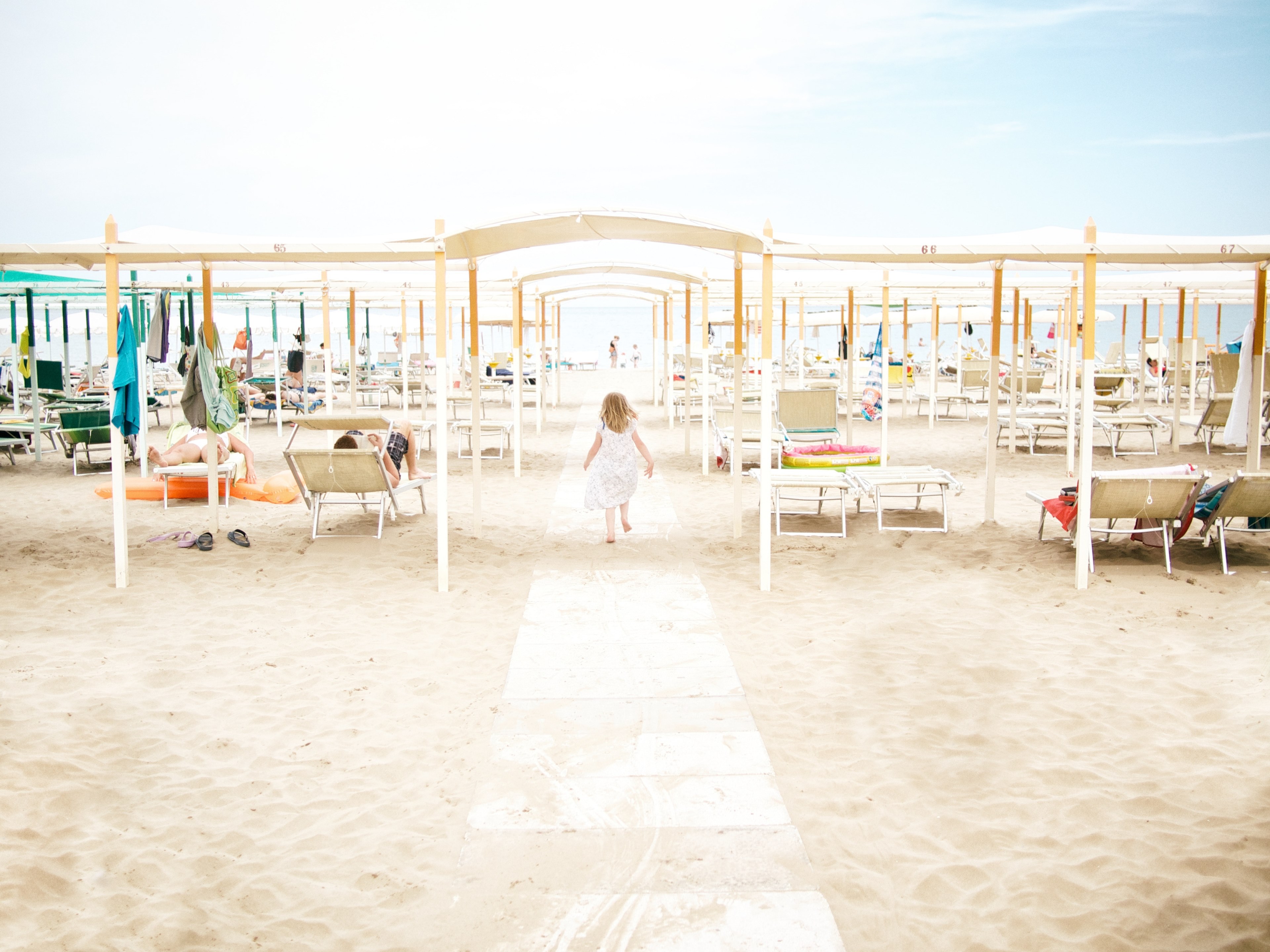 a woman running on sand in a walkway on a busy beach, woman running on beach 4k, HD Wallpaper