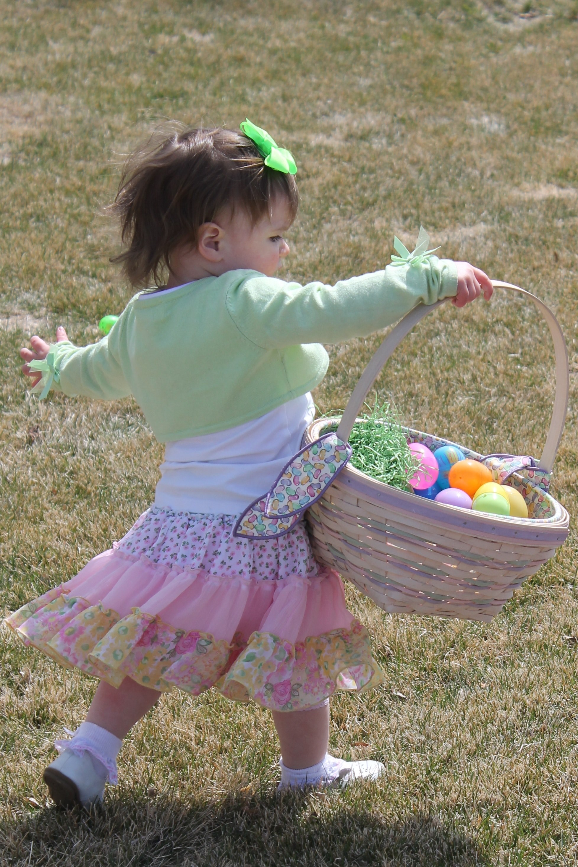 a girl carrying plastic eggs in an easter basket, _girl easter hunt 4k, Phone HD Wallpaper