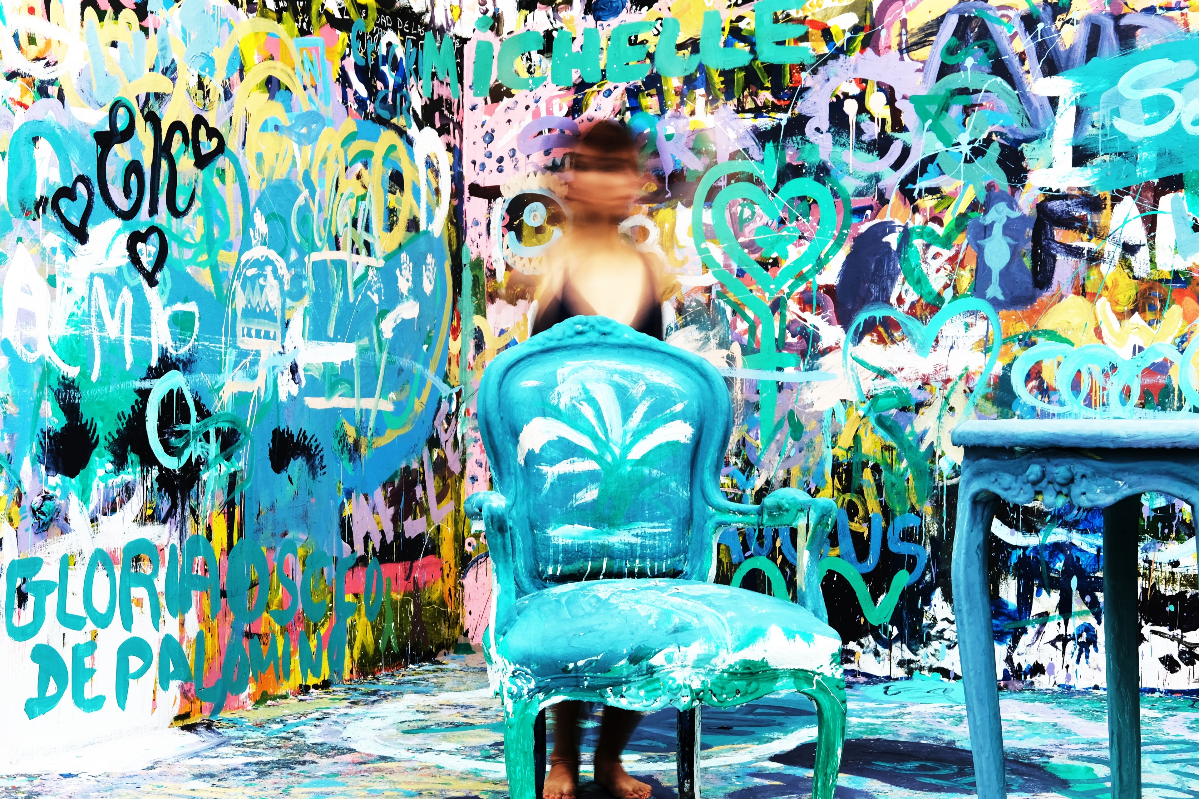 aqua coloured chair and table in room with wall covered in graffiti mate museo mario testino, random abstract art 4k, HD Wallpaper