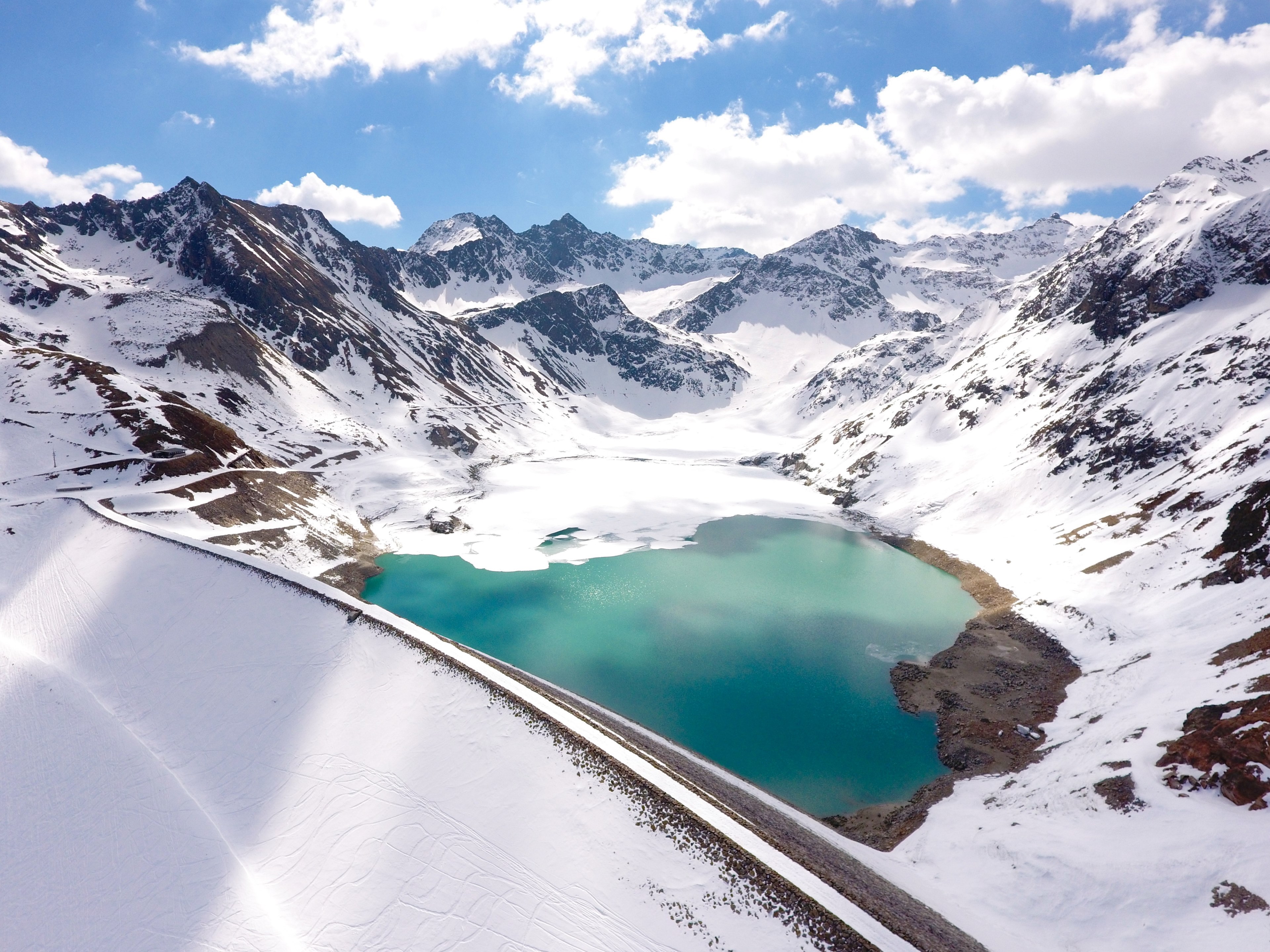 snowy mountains surround a green lake on a sunny day, lake in the mountains 4k, HD Wallpaper