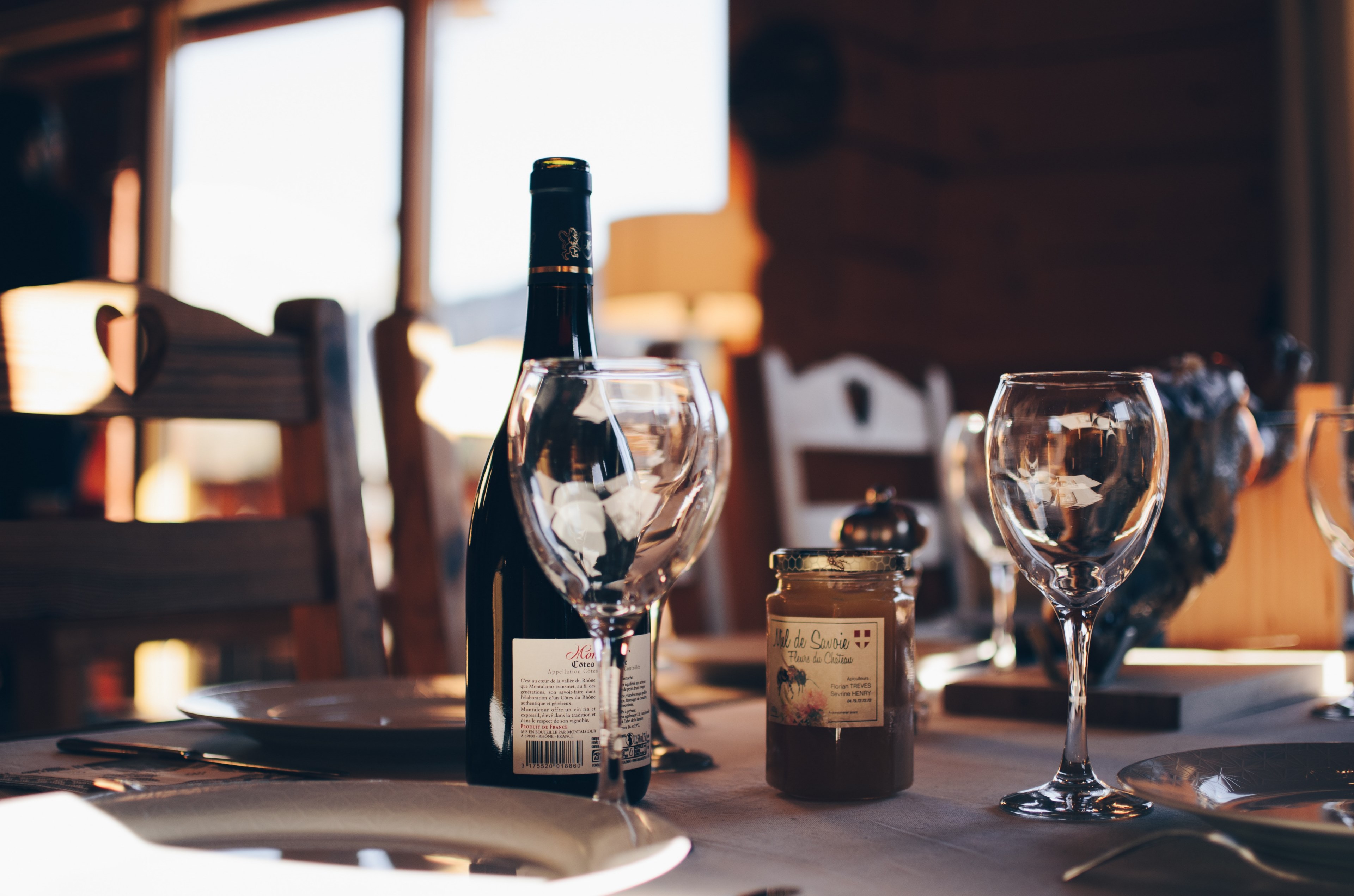 wine bottle and glasses atop a dining table, _holidays diner 4k, HD Wallpaper