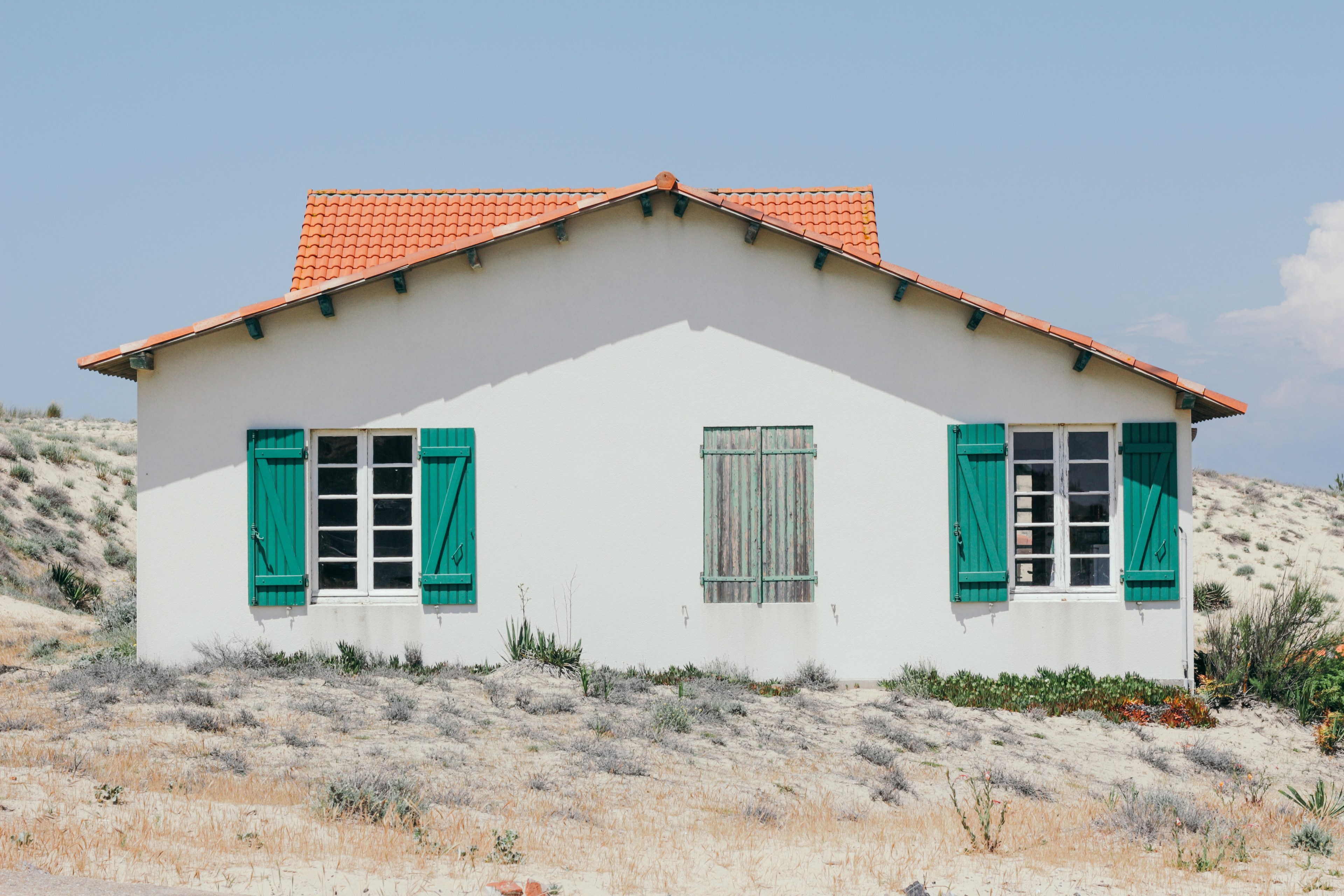 a white house with greenish blue shutters and a red tiled roof in plage du cap de lhomy, plage du cap de lhomy house 4k, HD Wallpaper