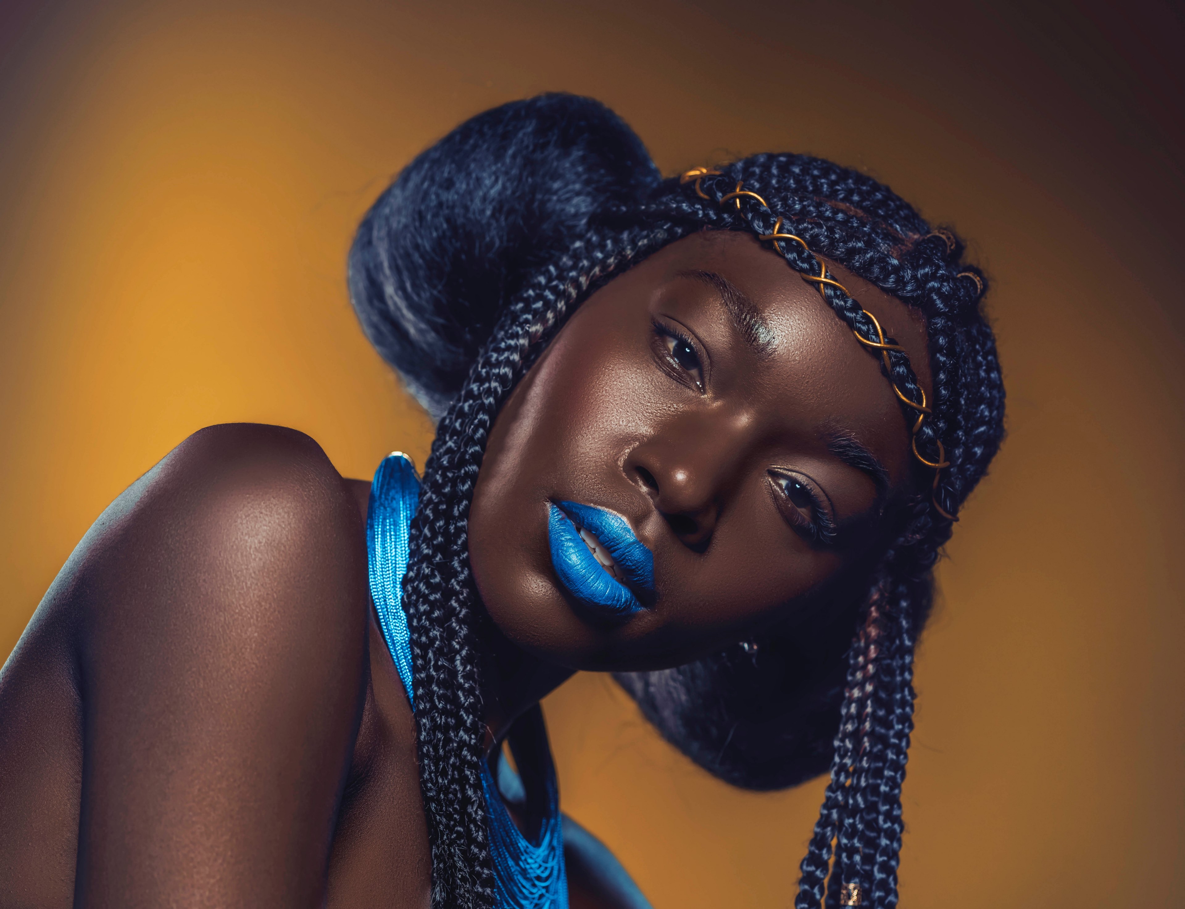 woman with an avant garde hairstyle wearing blue lipstick, queen gold 4k, HD Wallpaper