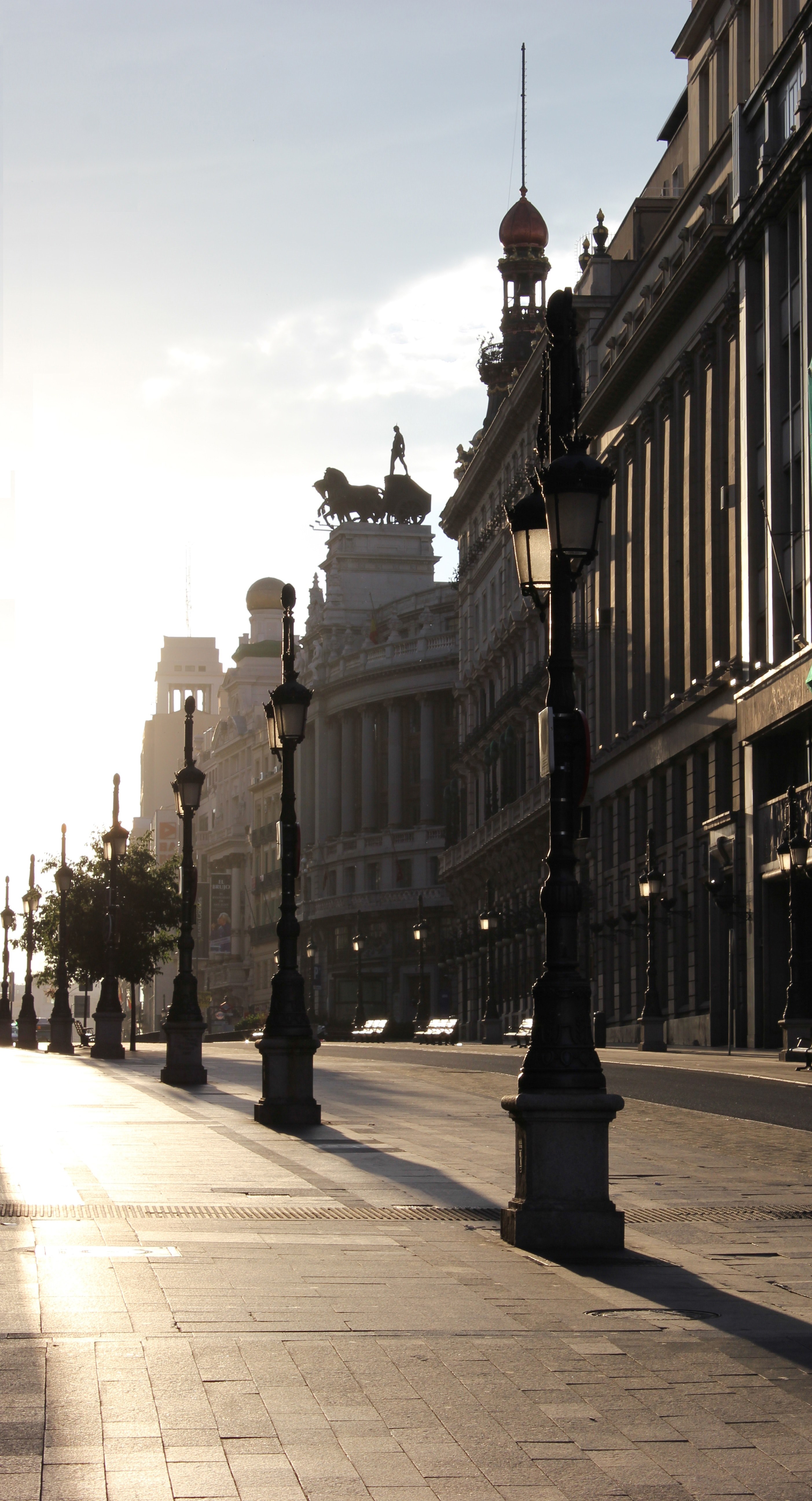 light poles running down the side of the street, _morning madrid 4k, Phone HD Wallpaper