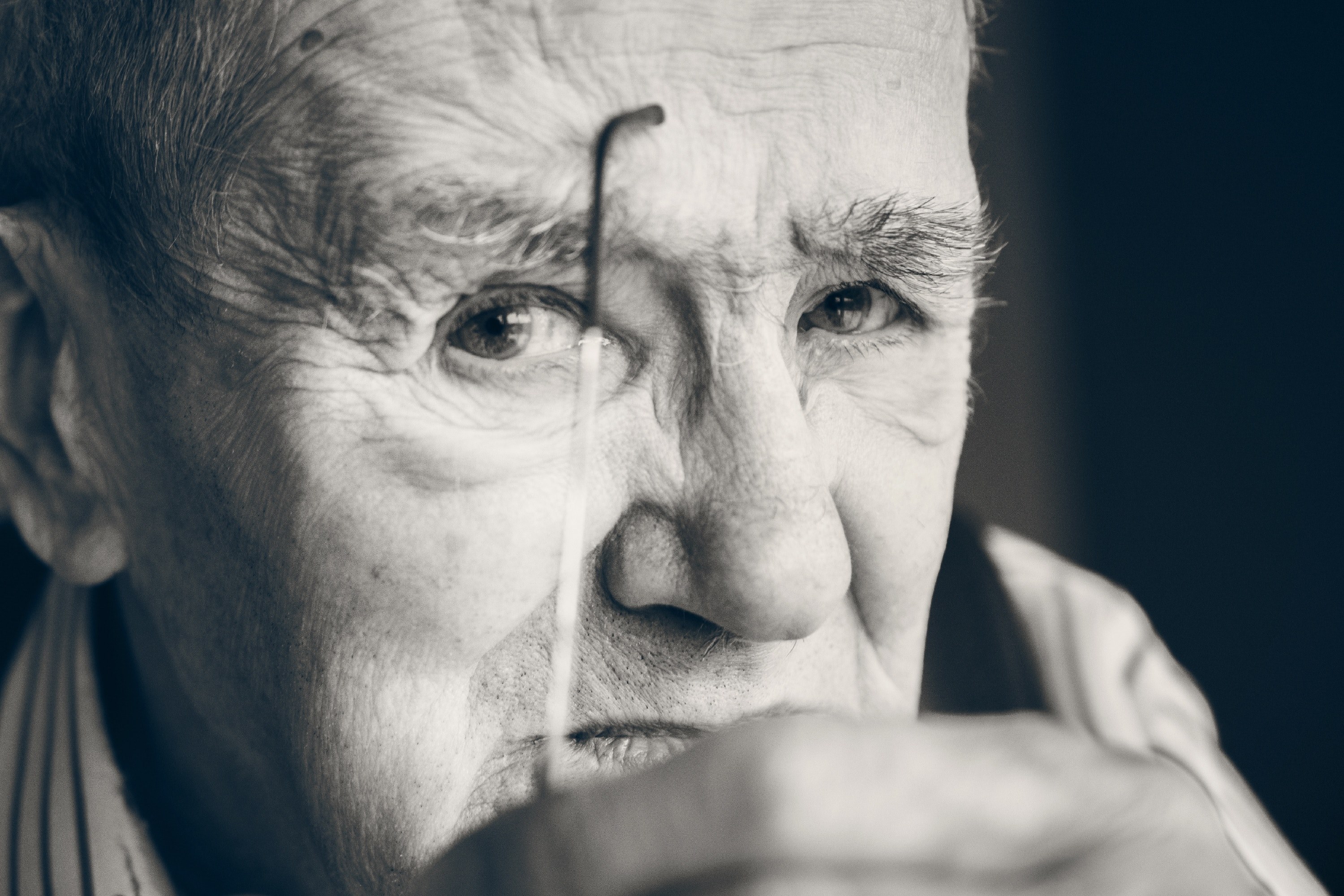 black and white close up of serious old man with wrinkles removing glasses in tournai, my mentor my grand pa 4k, HD Wallpaper