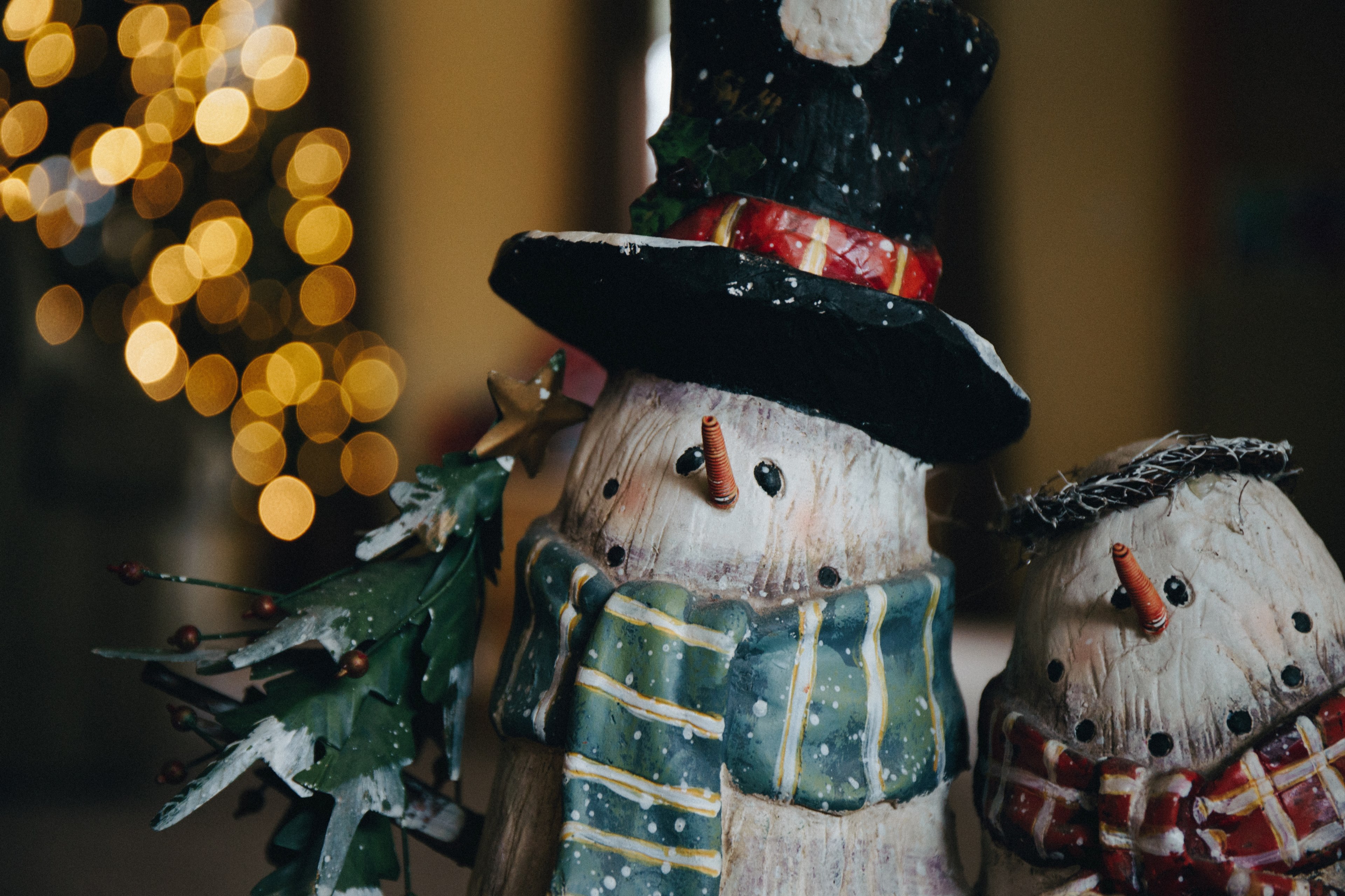 two snowmen in focus in front of bokeh christmas decorations, snowmen at christmas 4k, HD Wallpaper